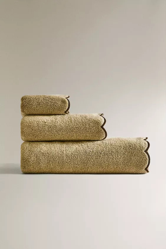 BATH TOWEL WITH A SCALLOPED EDGE | Zara US