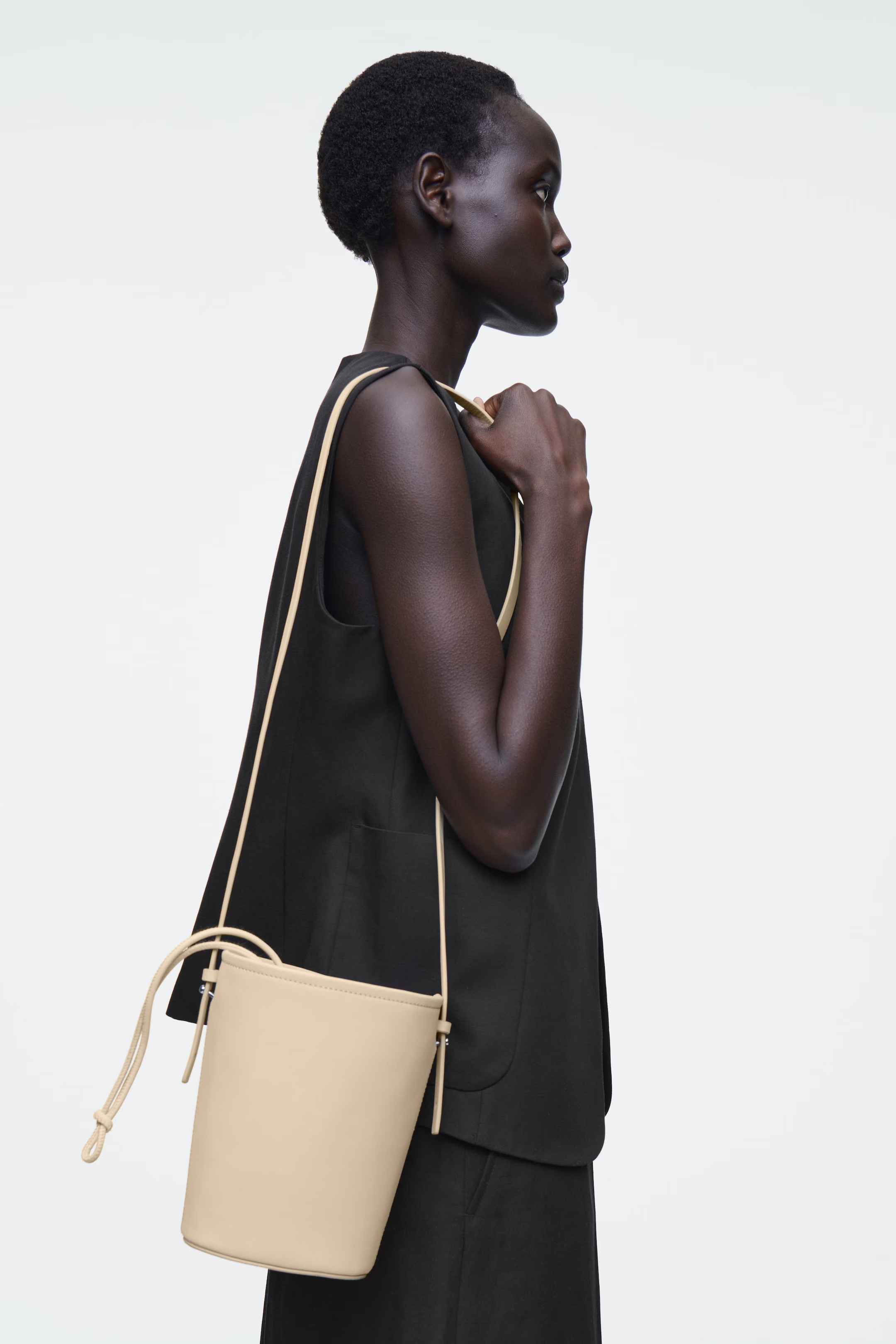 BOLSO BUCKET MINI - NOBUK - MANTEQUILLA | COS | COS (EU)