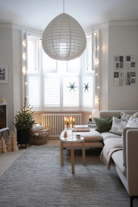 All the twinkly lights for a simple, cosy Christmas - candles and fairy lights set the festive scene, while paper trees and star decorations give that hygge Scandinavian feel 🌿🕯🎄