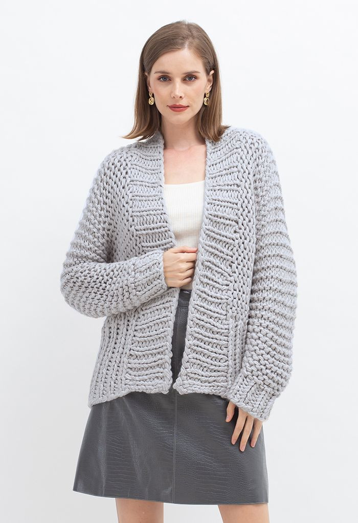Einfarbige, handgestrickte Grobstrickjacke in Grau | Chicwish