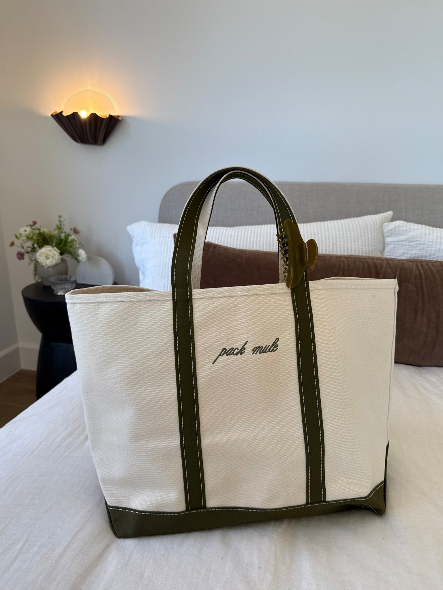 Size large 
color antique olive 
strap regular 
Text: pack mule 