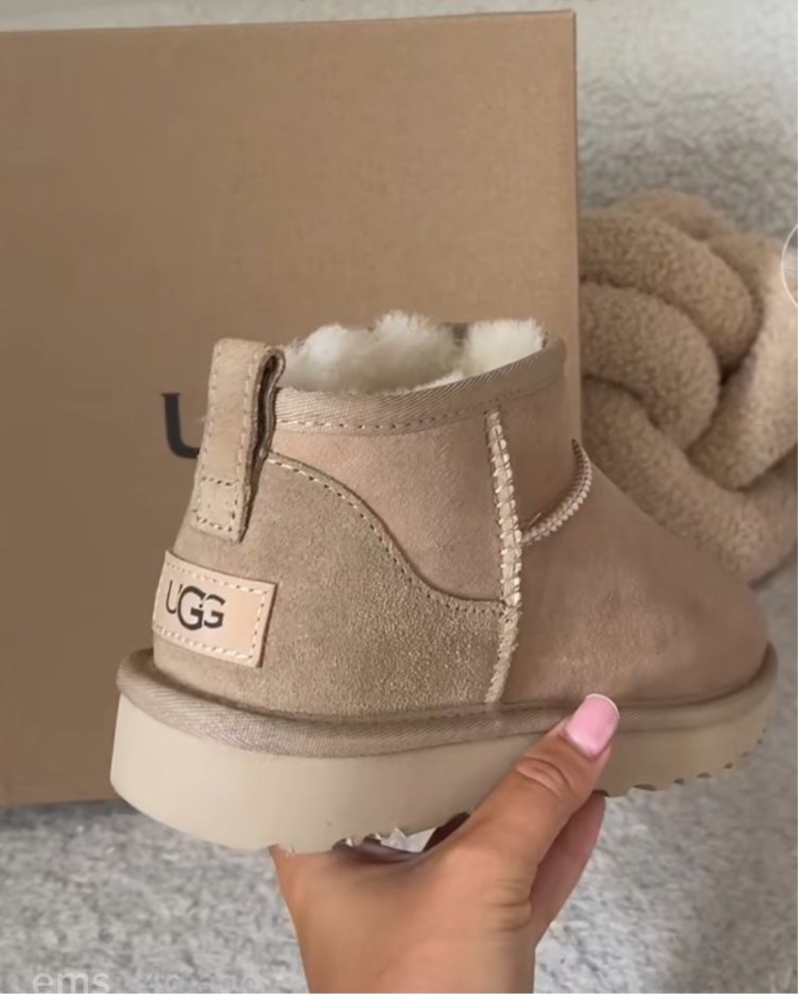 Ugg - perfect for comfy fall/ winter outfits. Casual comfy style - cute shoes for fall and winter - slipper shoes - fuzzy shoes

#LTKSeasonal #LTKstyletip #LTKshoecrush