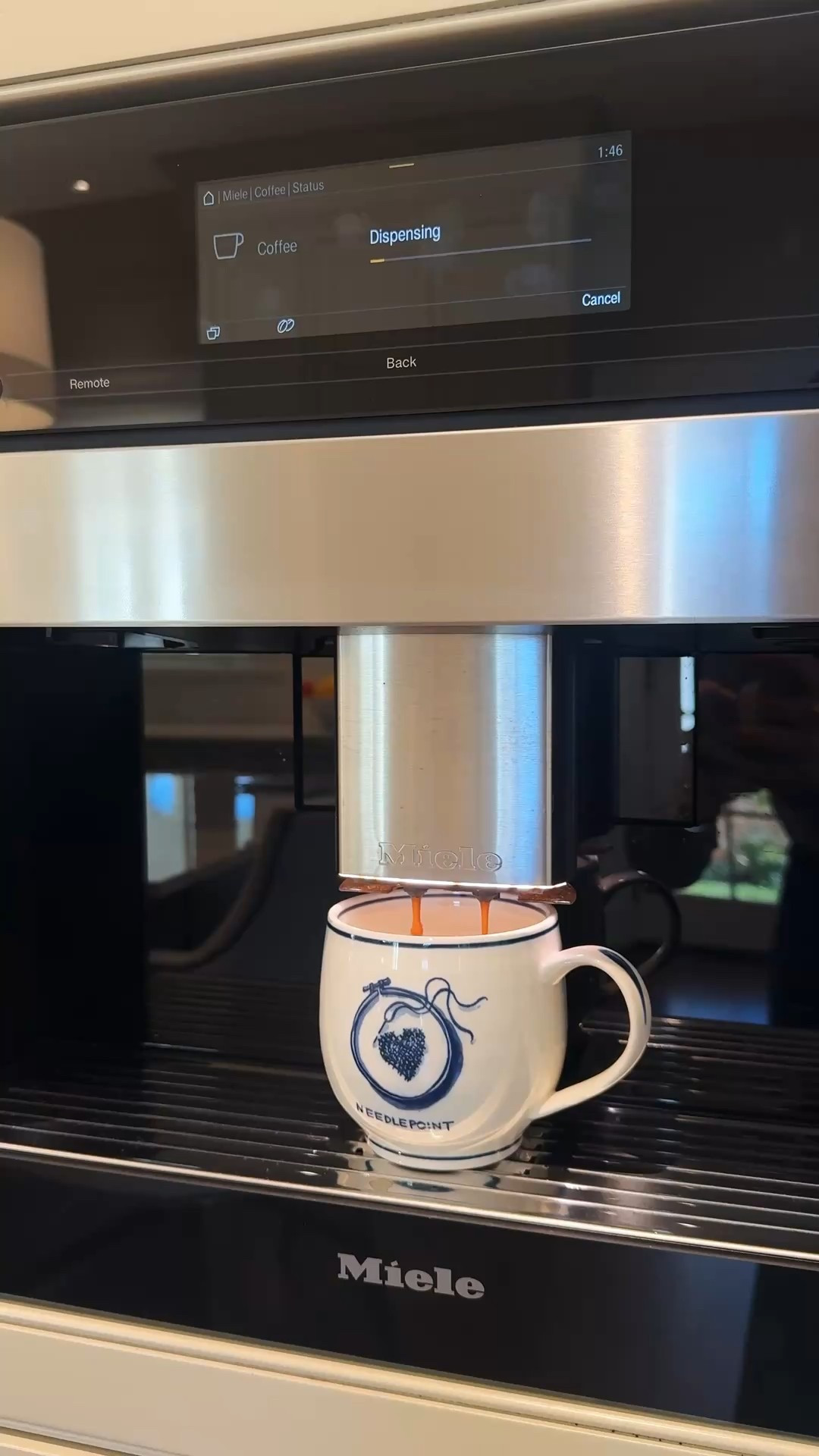 Cutest needlepoint mug for my fellow needlepoints! Great find from Anthropologie 🪡
