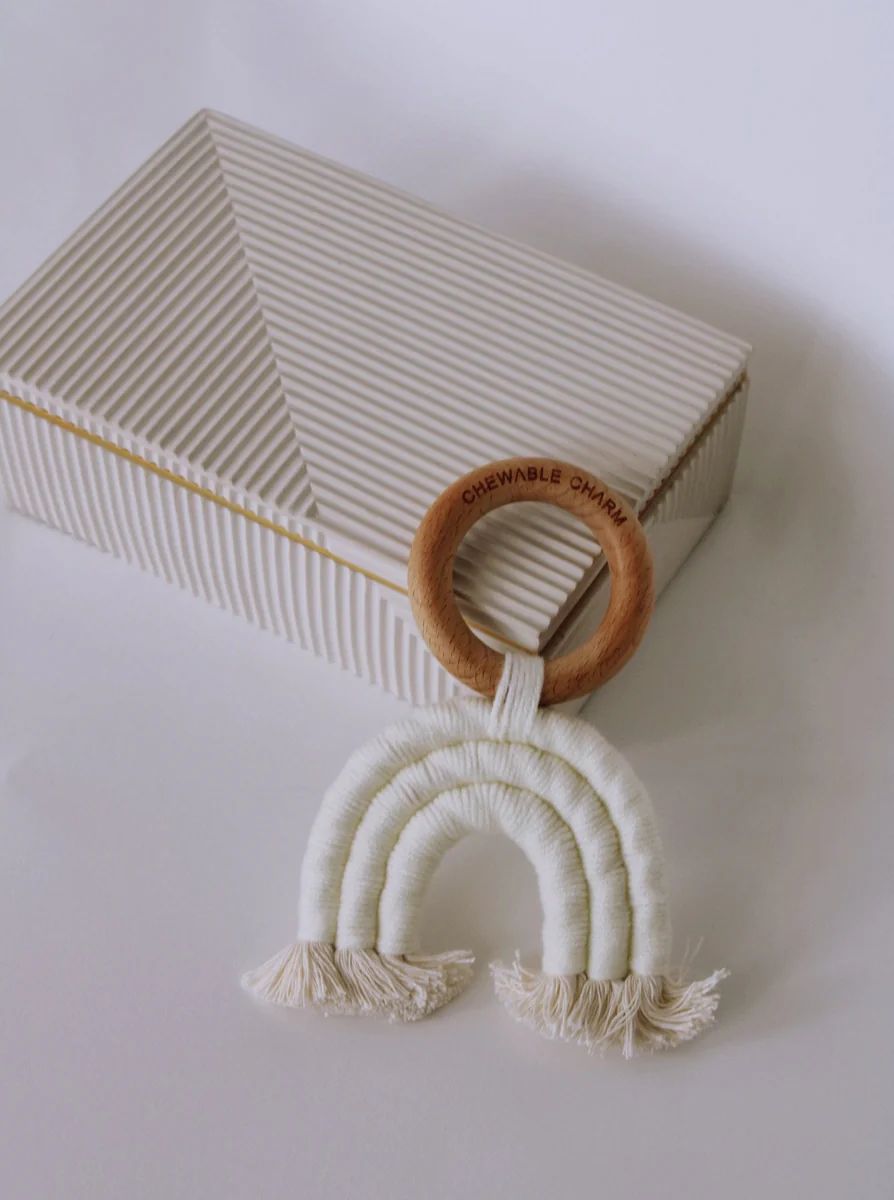 RAINBOW MACRAME TEETHER IN CREAM | raëliv