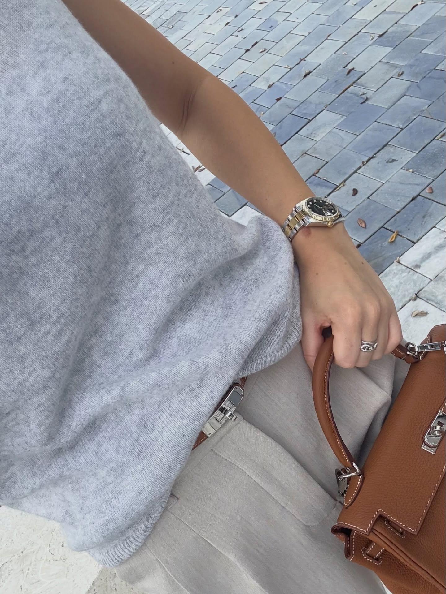 Winter style is sometimes all about simplicity. A cozy turtle neck paired with oversized beige pants in earthy tones could be the definition of effortless yet intentional elegance 🩶🤎 Linked the look on my LTK 🔗 Wearing my Kelly 25 retourne in gold and a matching Kelly belt with palladium hdw ✨