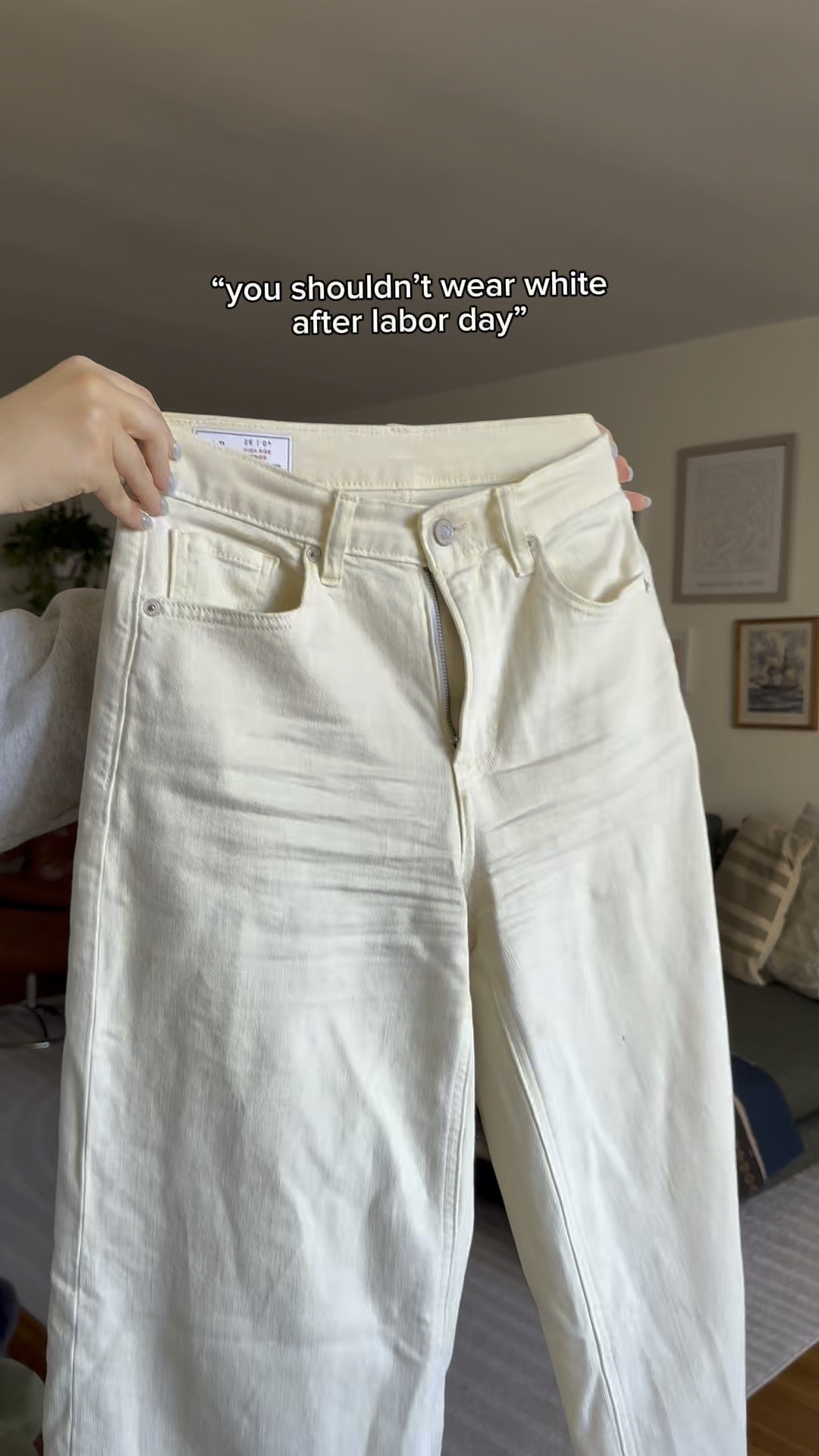 coastal fall outfits, city girl style, chic coffee shop looks, SoHo streetwear inspo, preppy fall outfits, minimalist everyday style, trendy autumn outfits 2025, casual chic New York outfits, neutral fall wardrobe, capsule closet inspo, pinterest aesthetic, Pinterest outfit, outfit ideas, outfit inspo, outfit inspiration, ootd inspo, casual style, casual outfit ideas, everyday outfit, autumn fashion trends, fall outfits, fall outfits women, nyc style, nyc autumn outfits, white jeans fall outfit, white jeans, cream jeans fall outfit, cream jeans, brown sweater, v neck sweater, brown cowboy boots