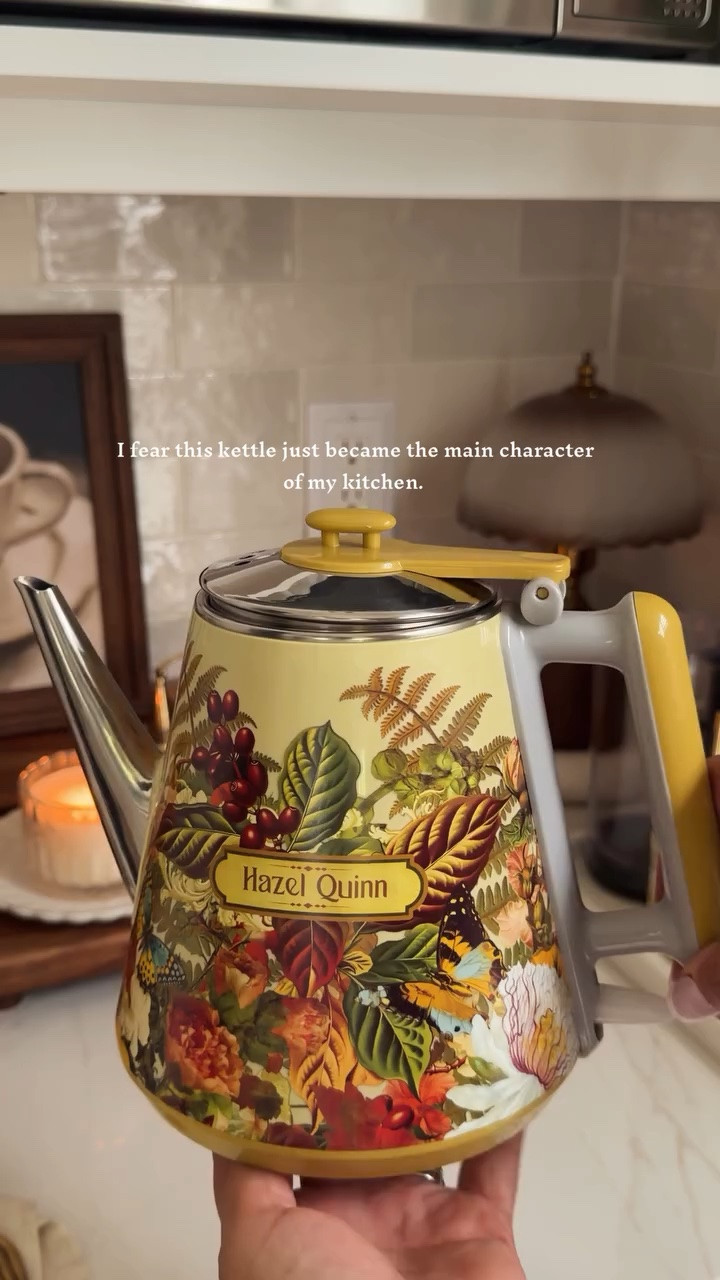 Vintage inspired electric kettle by Hazel Quinn 🤍 Stainless steel interior, beautiful botanical design, and the prettiest addition to my cozy kitchen setup. Perfect for morning coffee, afternoon tea, and creating a slow living kitchen aesthetic.

#hazelquinn #electrickettle #cozykitchen #coffeelover #teatime

#LTKfoodie #LTKHome #LTKMothersDay