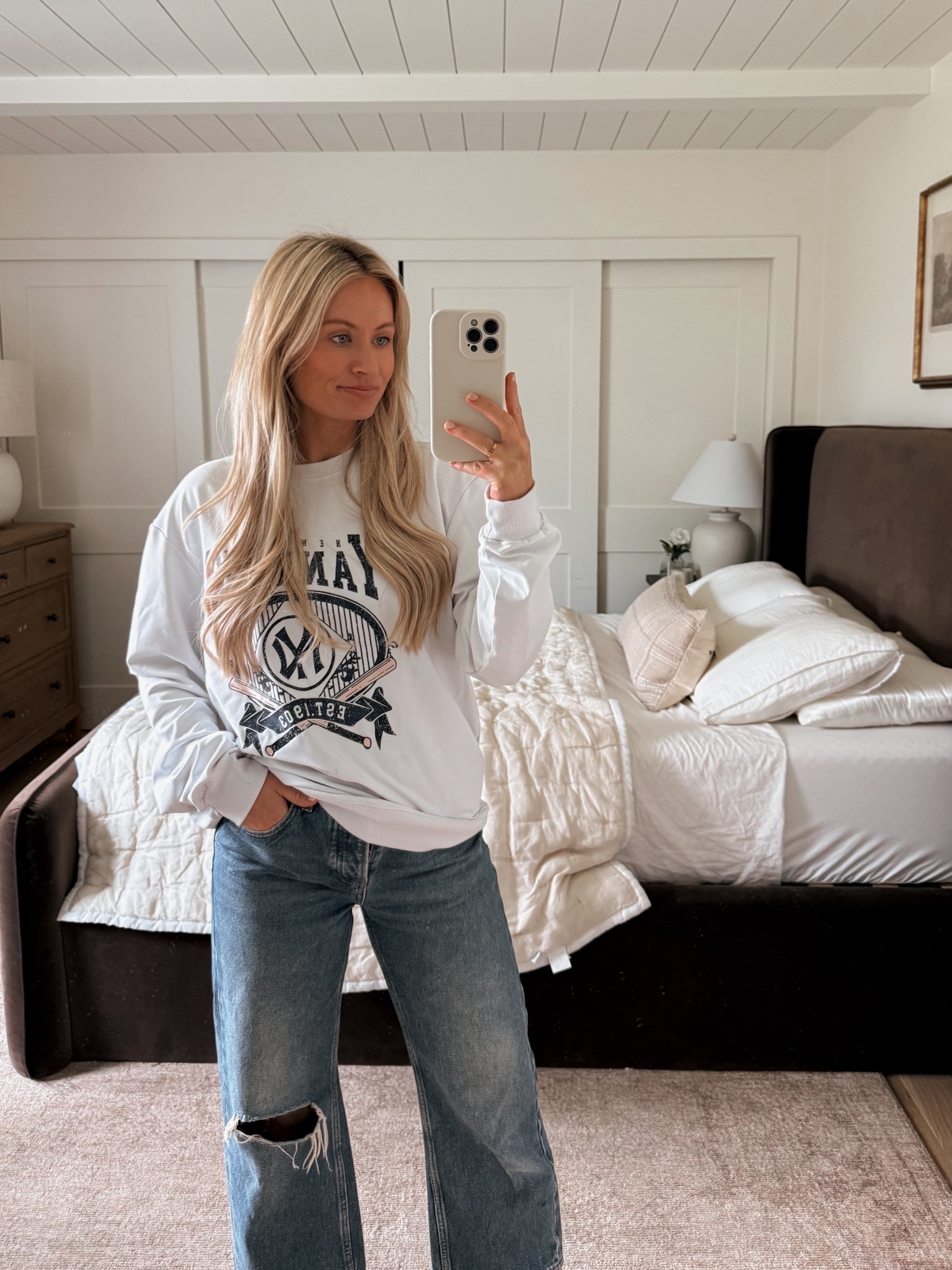 If you're a sports fan or a sports mom, SHEIN has the cutest sportswear for great prices! 
Sweatshirt: small
Jeans: 25