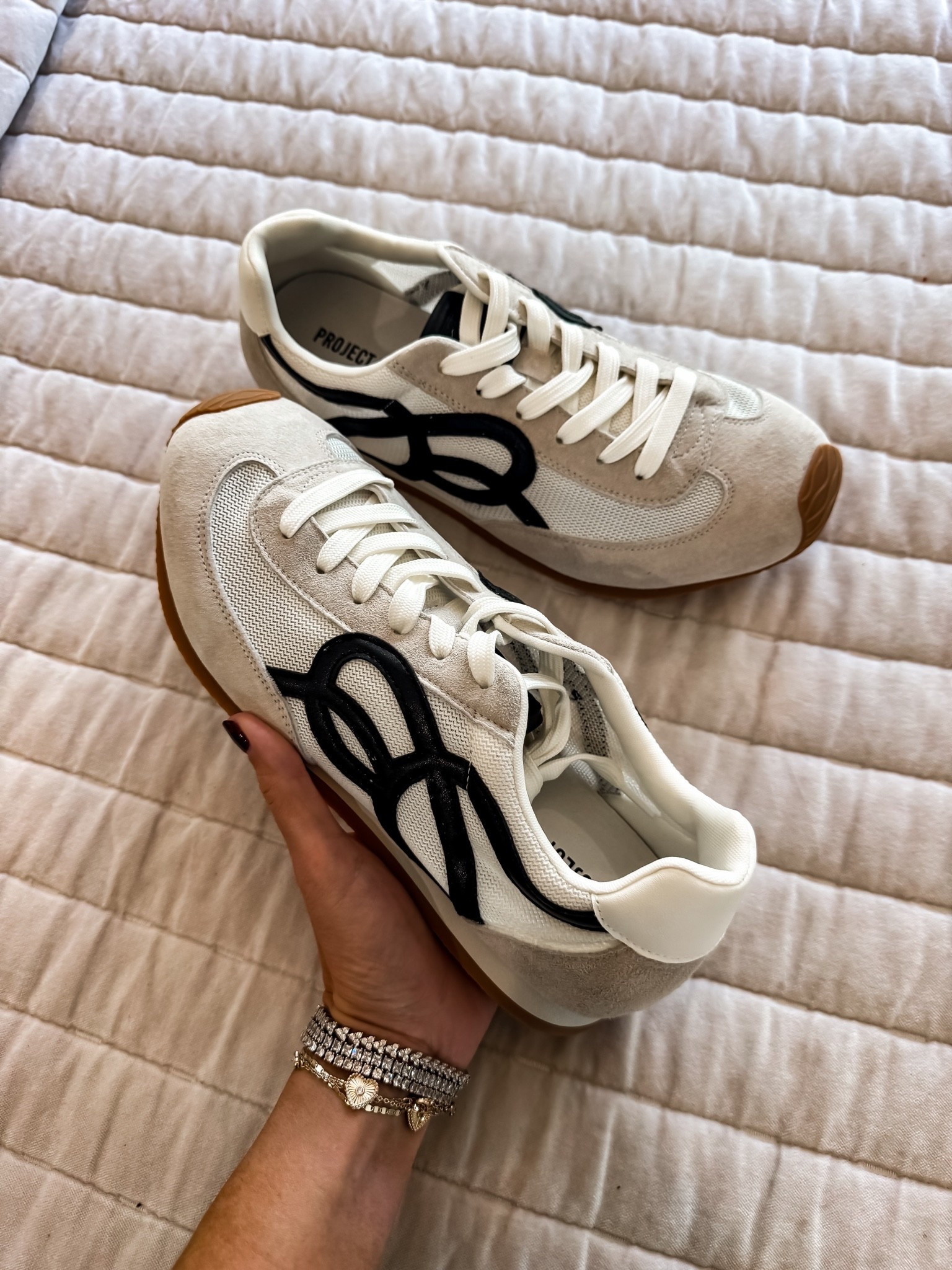 Save options for
A super splurge sneaker on Amazon

#LTKootd #LTKmomlife #LTKOver40