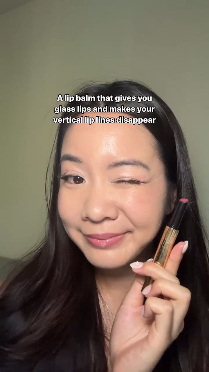 @hourglasscosmetics pink lip balm shade (crave 140) is a really good match for warm complexions! This lip balm always makes my lips look like glass.

#makeup #hourglasscosmetics #lipbalm #beautybloggers