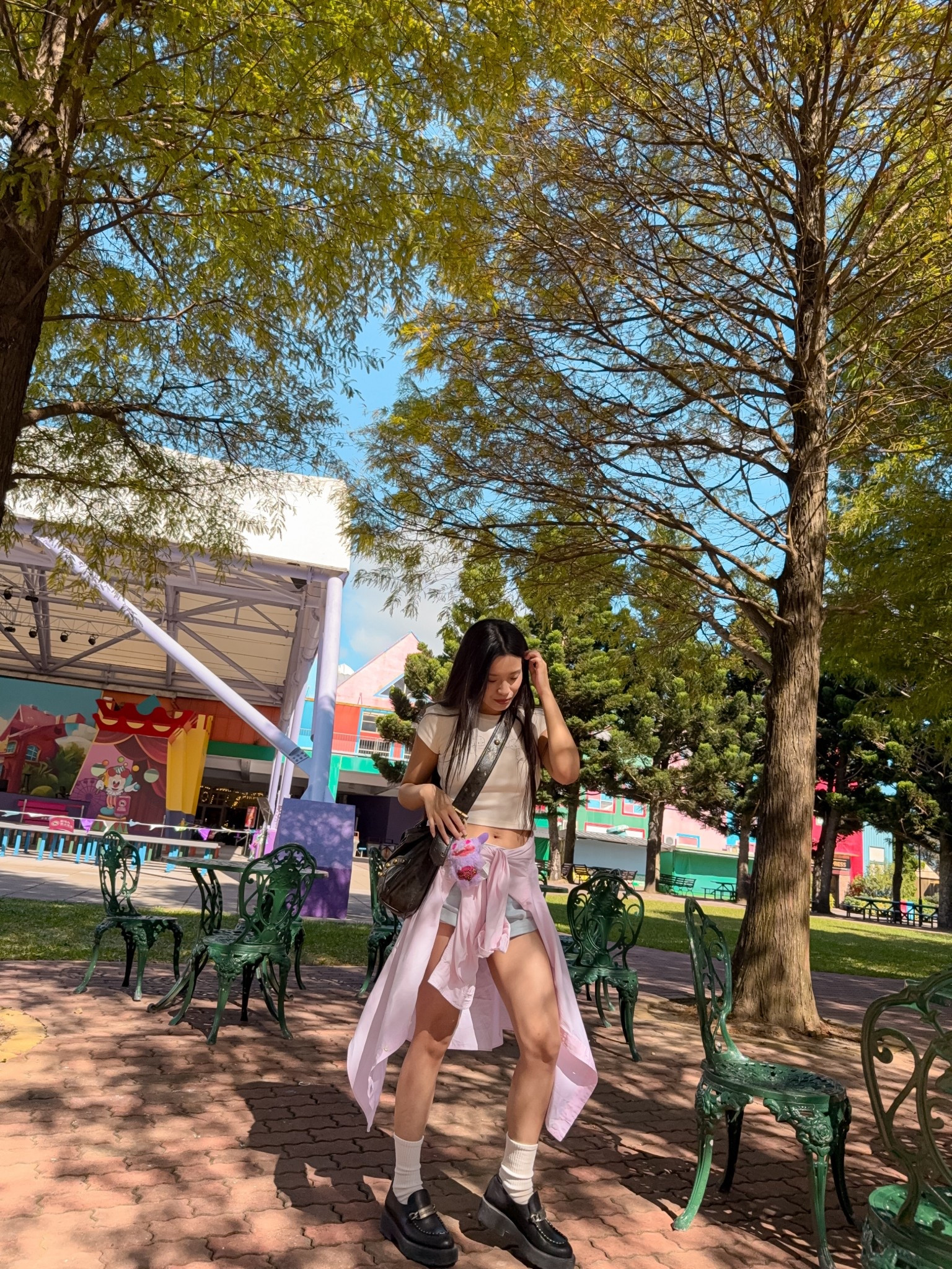 Effortless fall vibe 🍂 — crisp white tee, denim shorts, and classic loafers topped with a soft pink oversized shirt. Casual meets chic, and comfort never looked this good.

#FallOutfit #Layering #OversizedShirt #PinkStyle #DenimShorts #Loafers #CasualChic #AutumnStyle #OOTD #StreetStyle

#LTKPetite #LTKSeasonal #LTKStyleTip