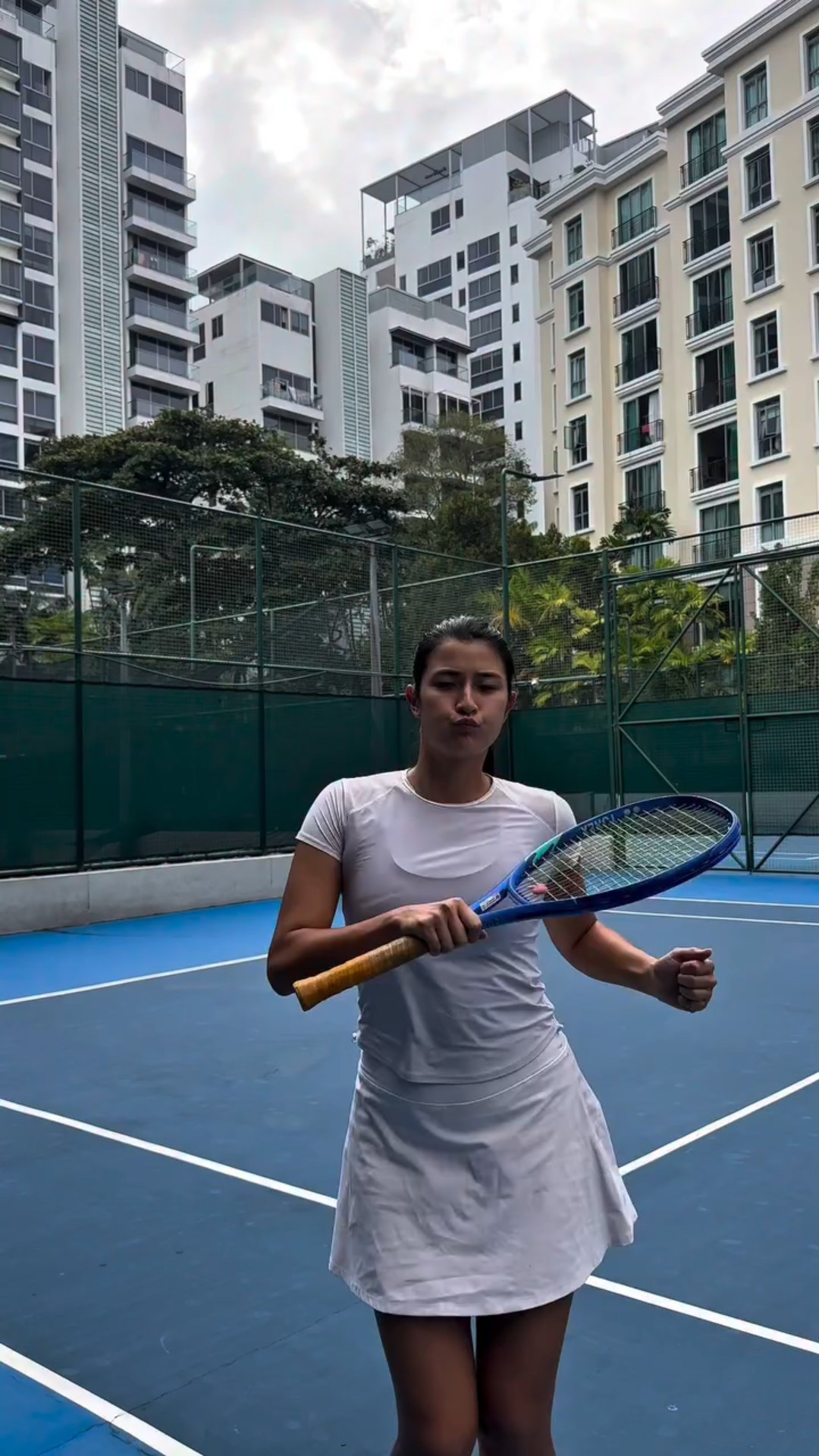 Day with me vlog - this time we are spending Sunday together. Slow morning, movement, eating and connection 🫶🏼 loving my solwave wrinkle retreat pro light therapy mask!

#skincare #slowave #dayinthelife #tennis #gym #singapore 