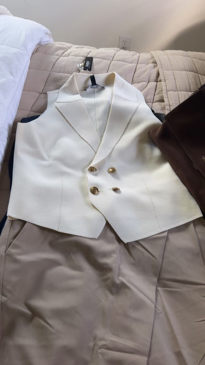 Top size medium, pants size large (I tried a medium on and they fit but pulled in my hips). The size large look like they do on the model. I’m a curvy size 8.

#LTKWorkwear #LTKSaleAlert #LTKMidsize
