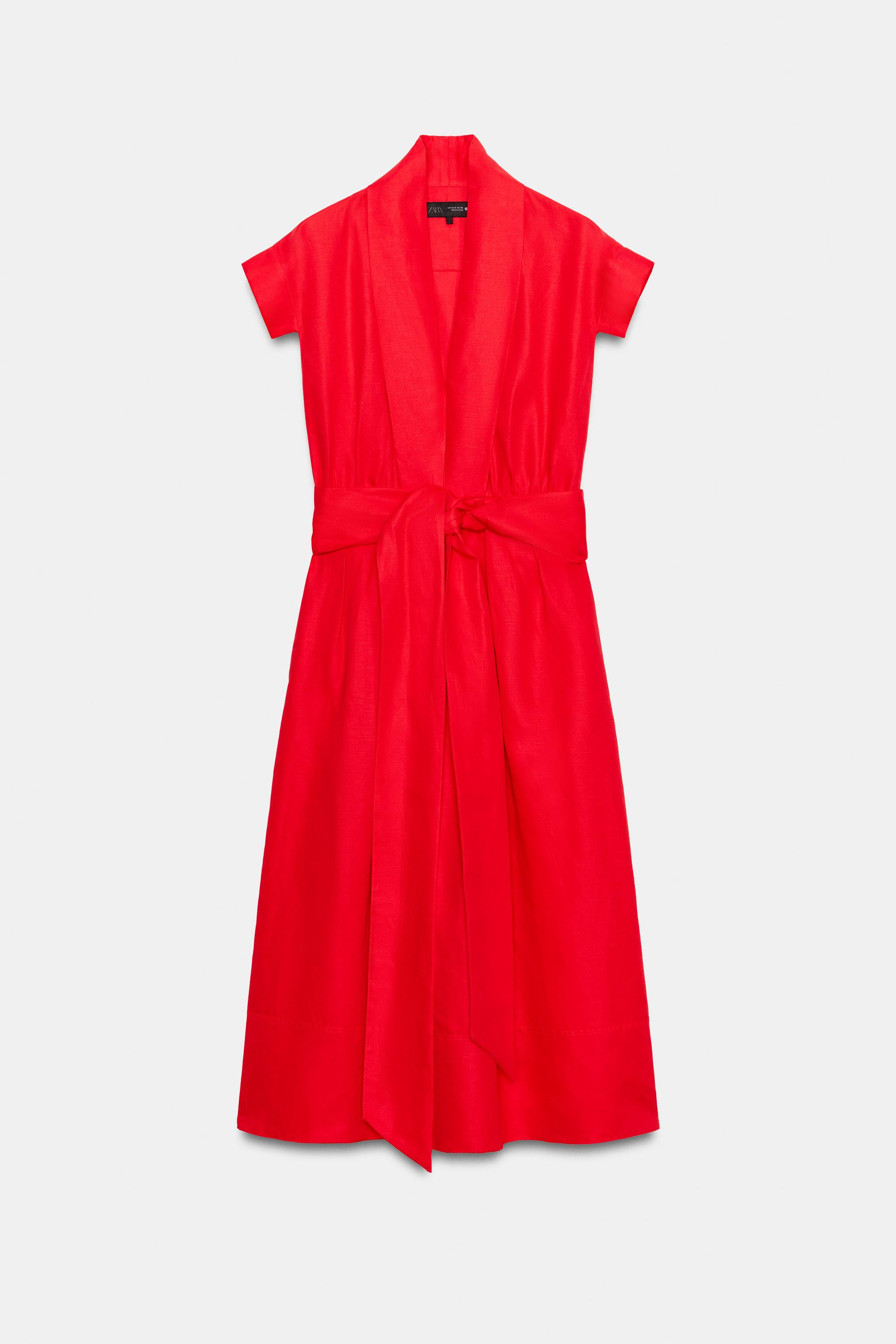ZARA WOMAN COLLECTION. Dress made from a linen blend yarn. V-neck and short sleeves. Side pockets... | Zara UK