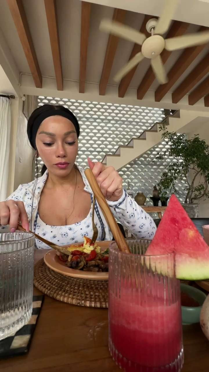 Just a real-life moment ✨
Find my favorite activewear staples on LTK. 🤍 

 #LTKHoliday #LTKdayinmylife #LTKfitnessgoals