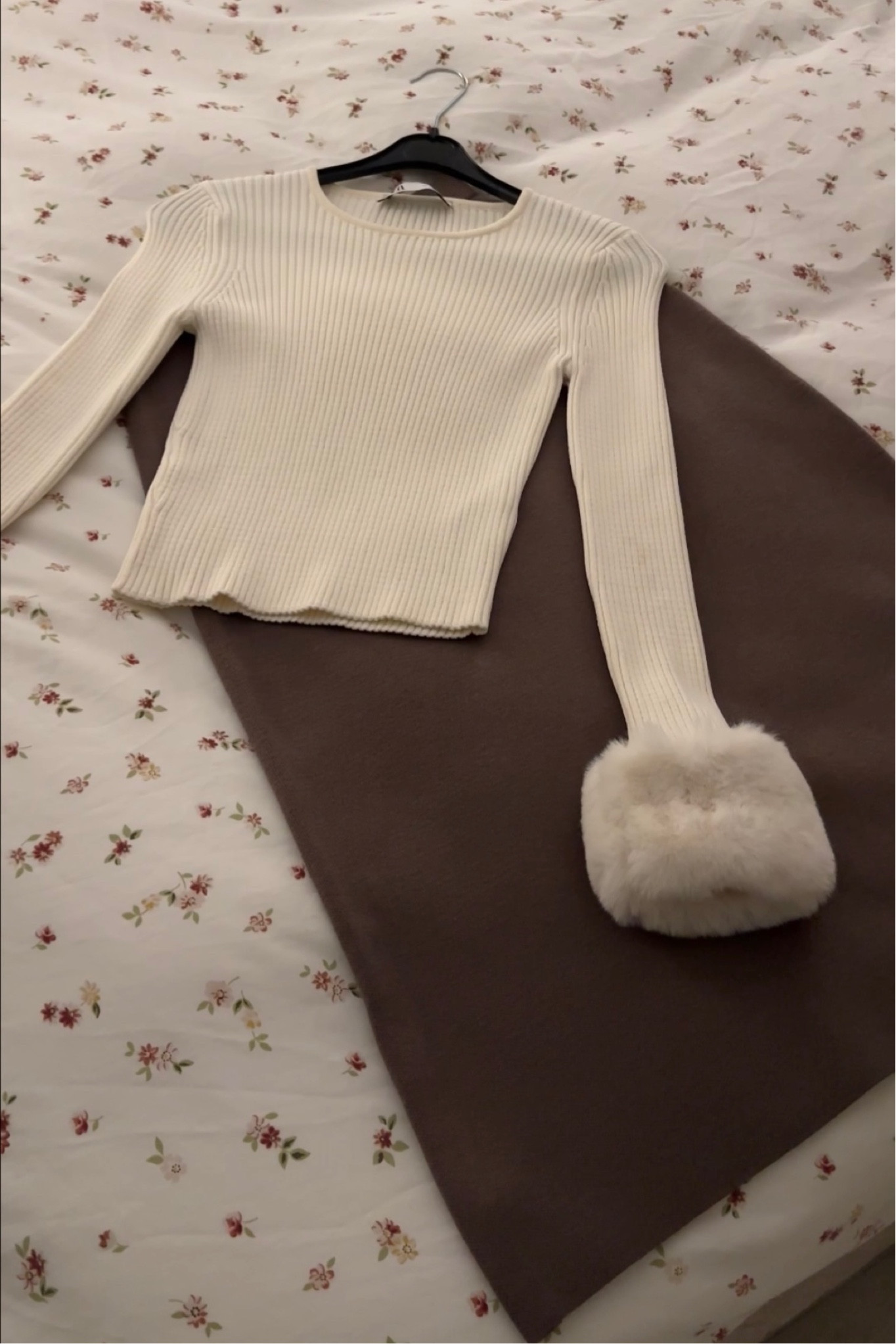 Top: bought from zara a couple years ago
Skirt: linked

#LTKfindsunder50 #LTKworkwear #LTKstyletip