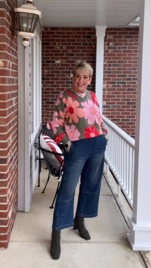 Baggy Cropped Jeans
Flower Sweater
Pink Short Sleeve Tee
