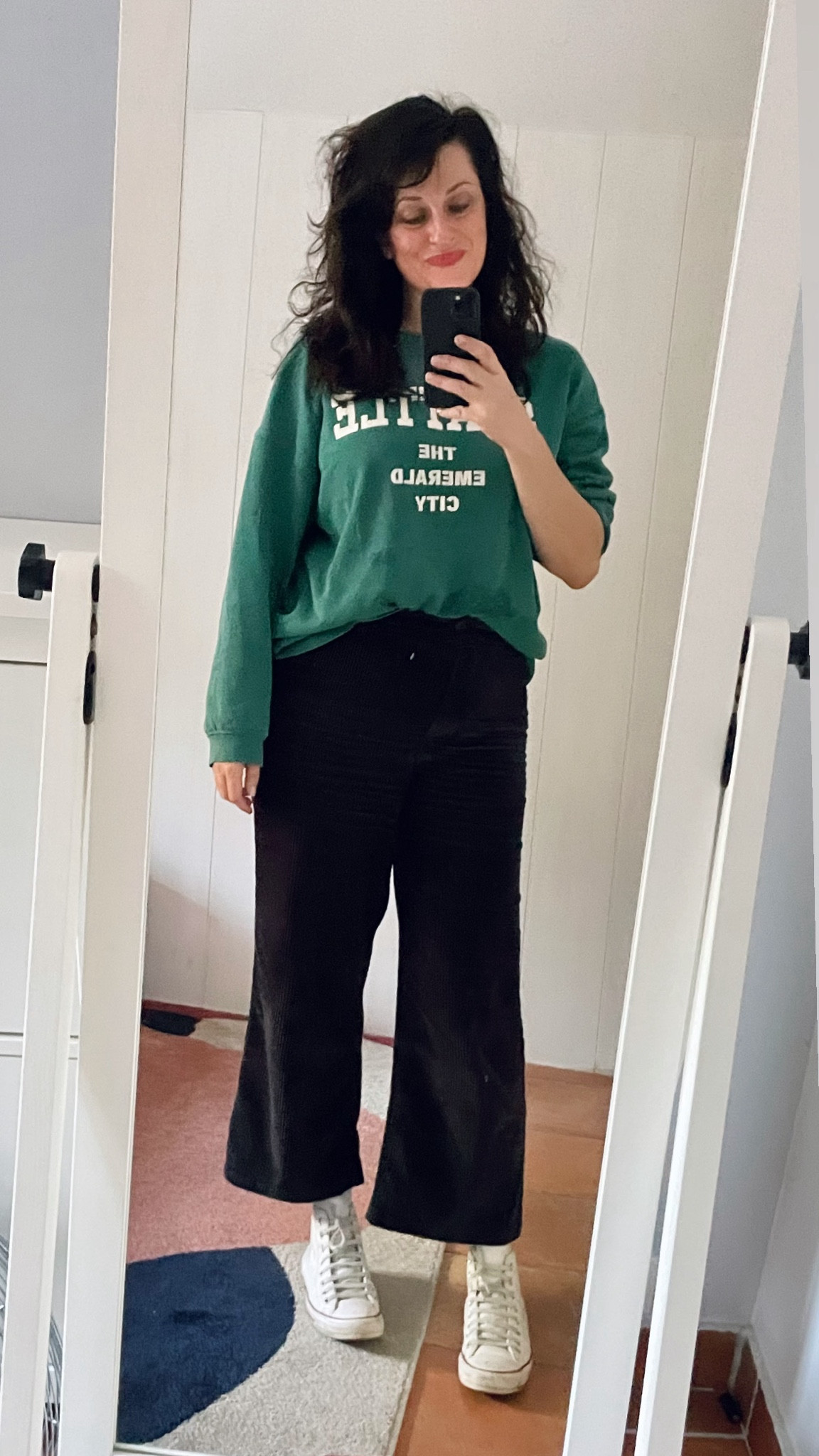 • Green "Seattle" sweater #kiabi (similar, linked)
• Navy corduroy flare crop #monoprix (linked)
• White leather Chuck Taylor sneakers #converse (linked)
• "Bêtise" Bisou Balm matte lipstick #violette_FR (linked)

#LTKfrance #LTKmidsize #LTKautumn