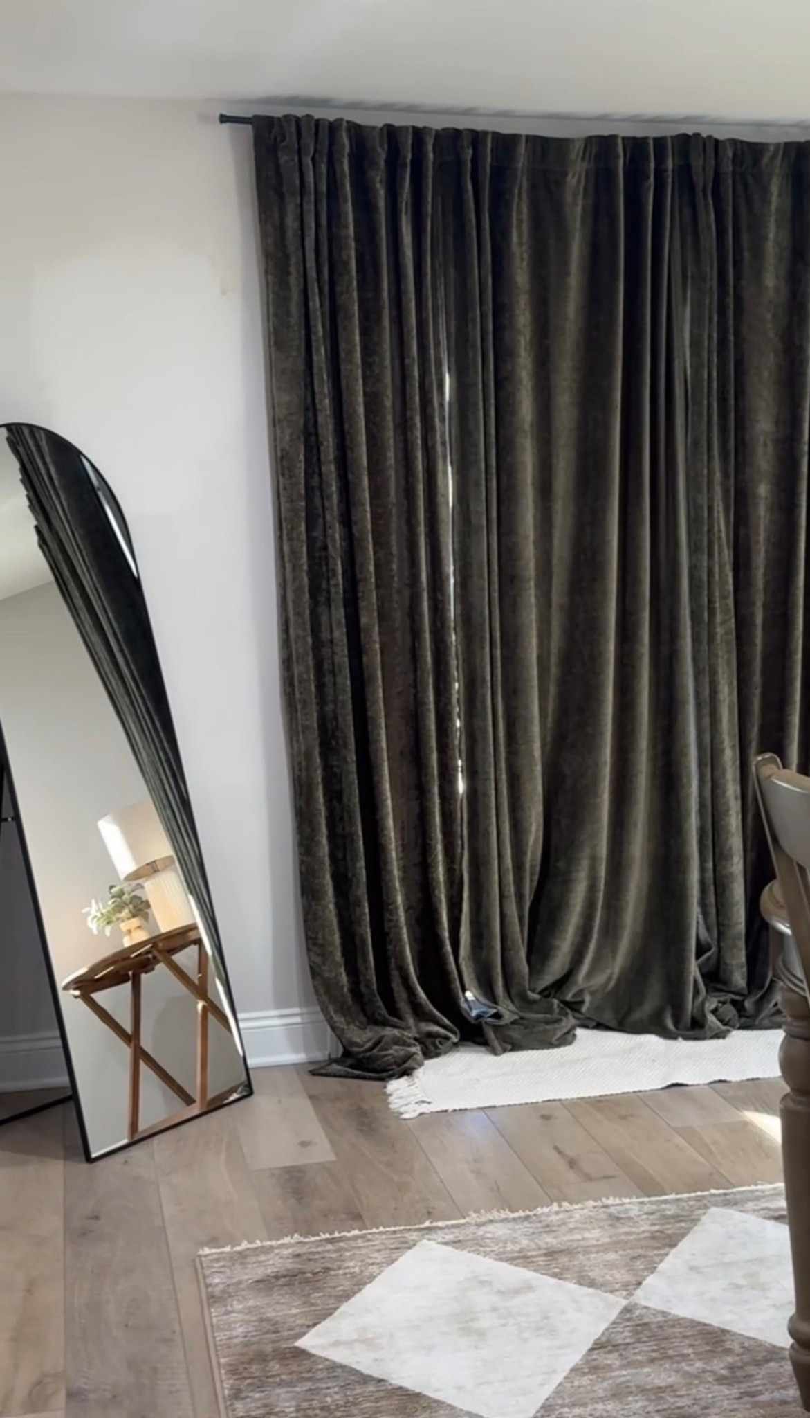 These dark green velvet curtains completely elevated this space 🤍 Paired with a sleek full-length mirror and the perfect neutral rug, it instantly feels more finished and intentional. Small decor swaps make the biggest difference — and this combo made my home feel way more high-end without a full remodel. Everything is linked ✨

#LTKhome #HomeUpgrade #ElevatedLiving #DarkGreenDecor #VelvetCurtains #HomeInspo #NeutralHome #FixerUpperStyle #HomeRefresh #LTKFinds

#LTKOver40 #LTKHome #LTKSaleAlert
