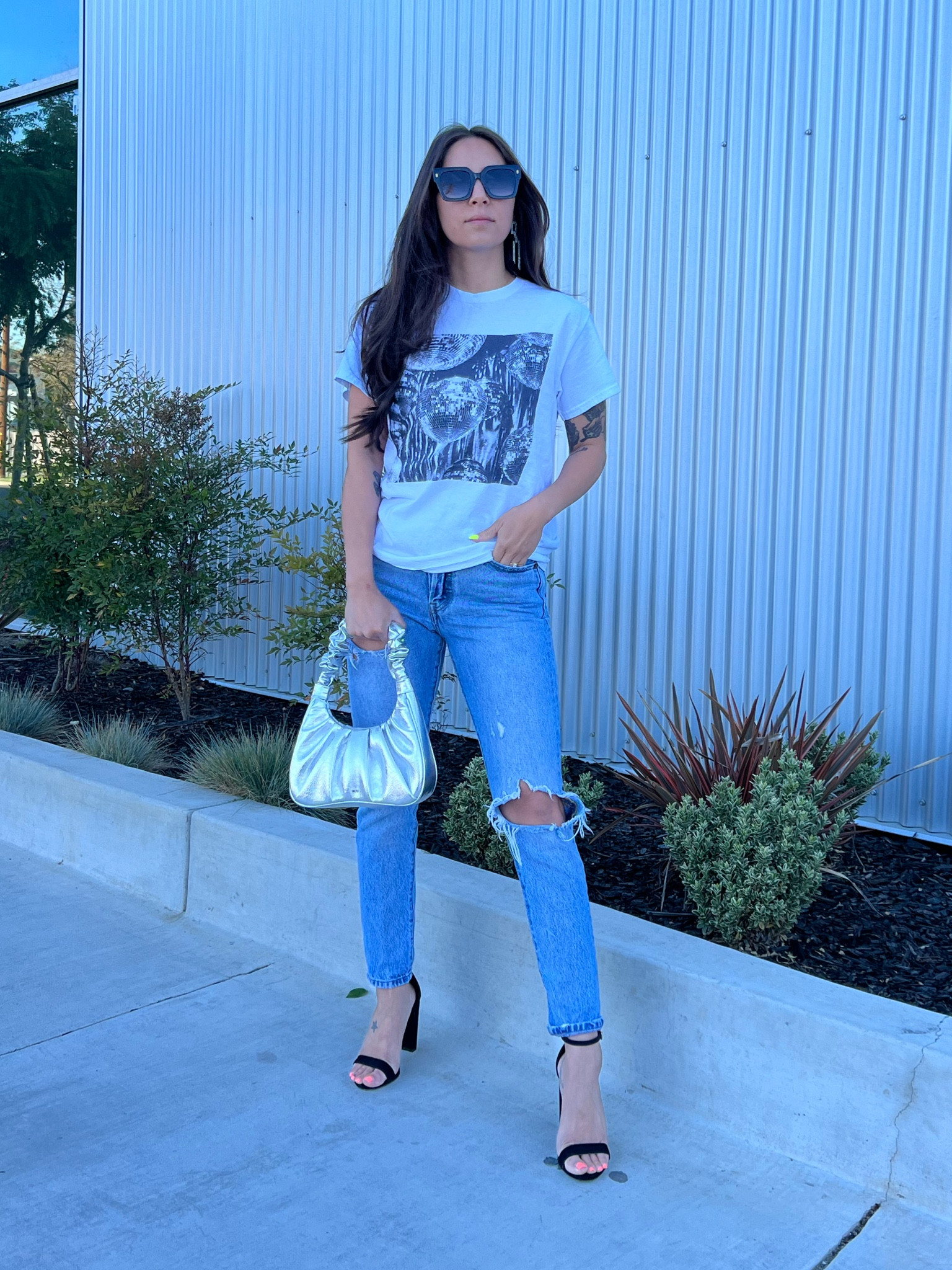 Disco denim 🪩

Obsessed with this silver bag.

Jeans are my go to for everything!