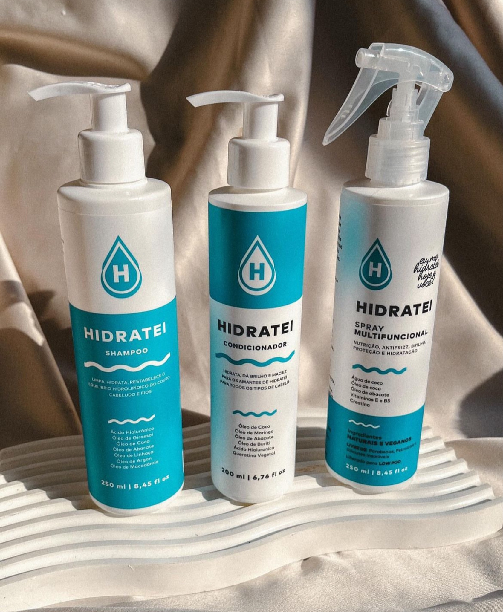 Os produtos têm a proposta de serem super hidratantes, como o nome da marca já diz.
O shampoo limpa muito bem mas sem deixar os fios ressecados, pois tem ácido hialurônico e vários óleos.
O condicionador hidrata muito bem, deixa os fios muito macios e brilhantes.
O Spray Multifuncional é um leave-in muito legal, tem proteção térmica, proteção solar, hidrata, e dá brilho. Gostei demais porque ele não pesou meus fios finos, mesmo deixando super hidratados.
Além de tudo isso, tem um detalhe que eu amo: o cheiro! A linha toda é MUITO cheirosa, acho que sao os produtos de cabelo mais cheirosos que ja testei. E um cheirinho de chiclete que não é enjoativo e fica nos fios. Amei muito!

#LTKbrasil #LTKbeauty