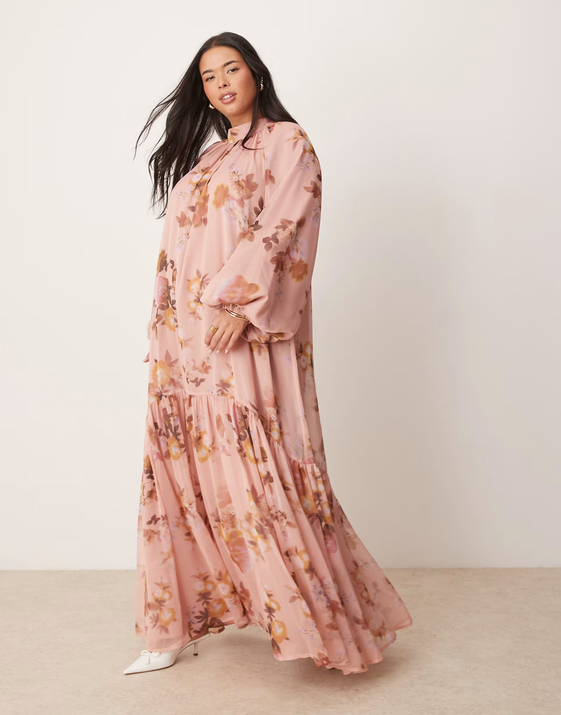 ASOS DESIGN Curve – Hänger-Maxikleid mit verschwommenem Blumenprint in Rosa und Schleife zum B... | ASOS (Global)