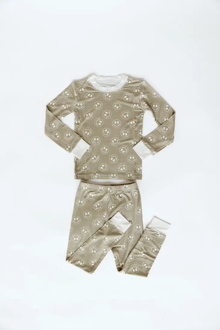 Sage Smiley Long Sleeve Pajama Set | PEGGI + ME