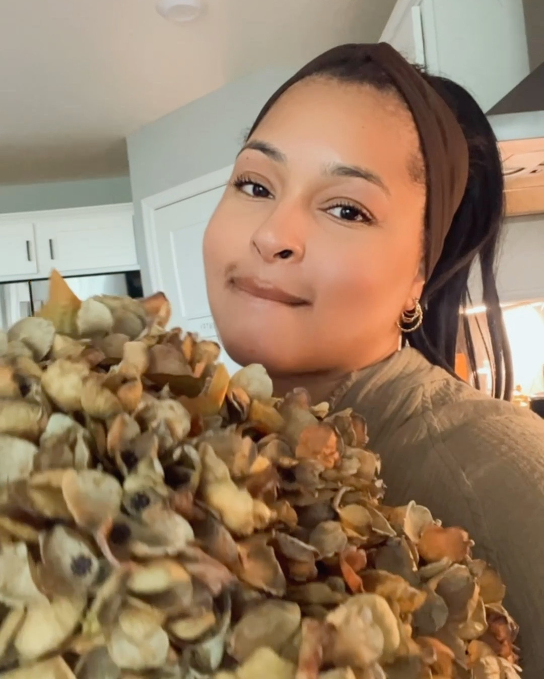 I saw @theresachristinehome style these in her home & I had to have em! The perfect moody spring florals! 

Spring Decor | Spring Florals | Faux Florals | Vase Styling | Moody Decor | Amazon Finds

#LTKHome