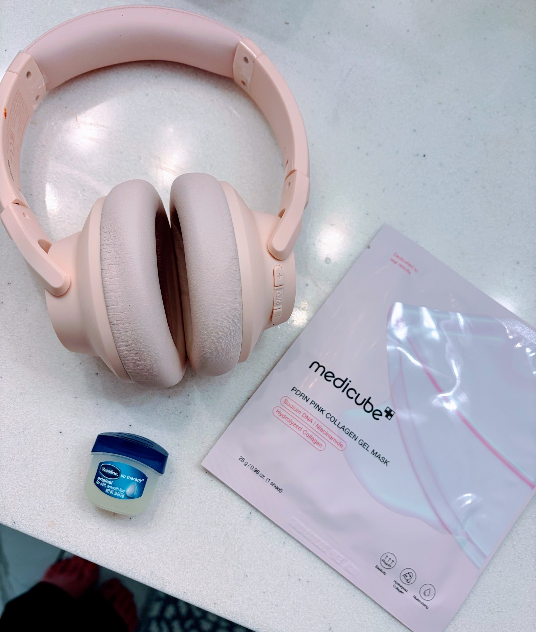 Audio book on, I wanted beats so bad but it seemed so silly when I already had AirPods but I found these dupes and they are amazing. And a skin and lip line up 👏🏻