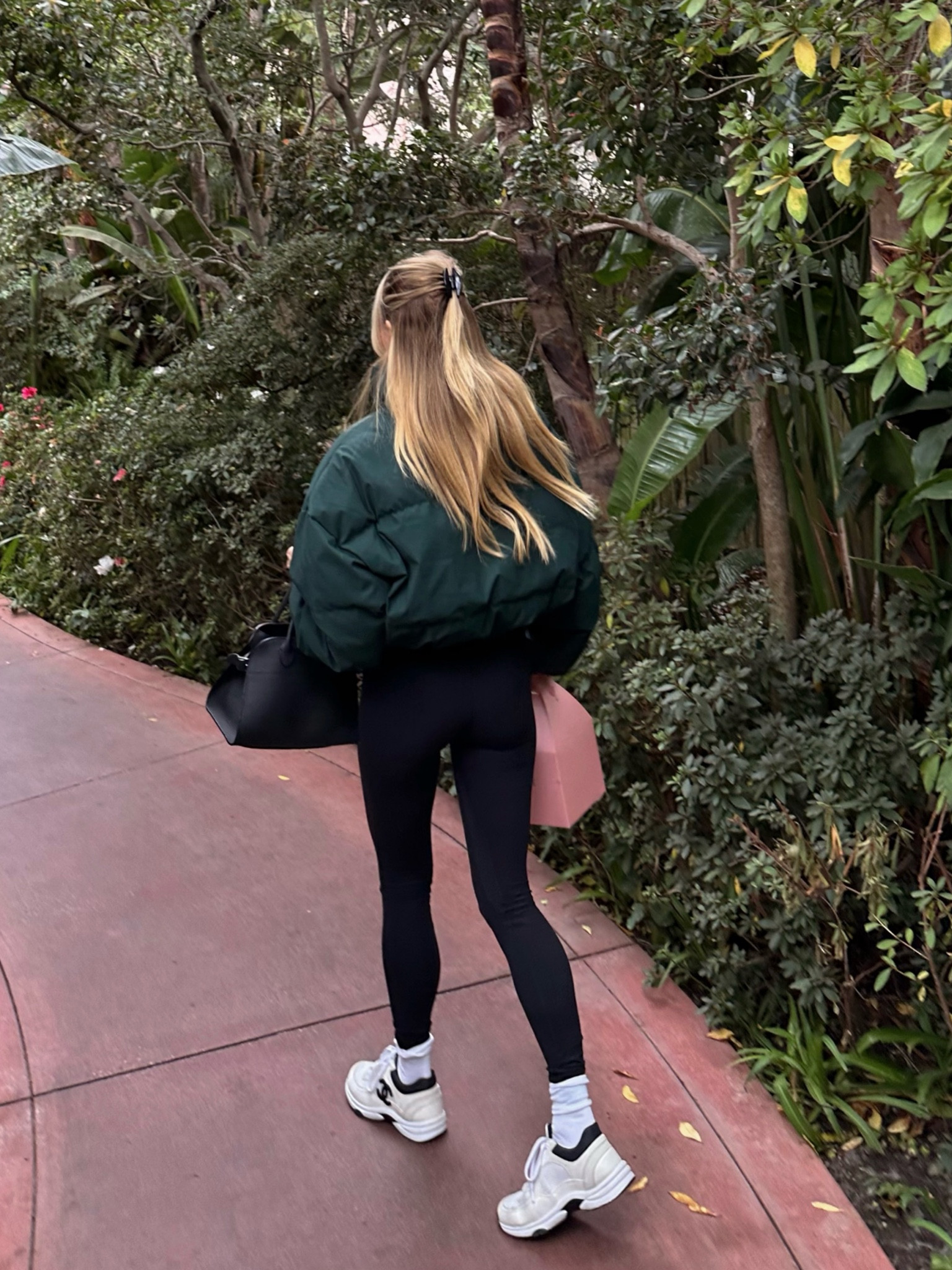 My go-to athleisure outfit 💚 puffer jacket, leggings, cute sneakers 