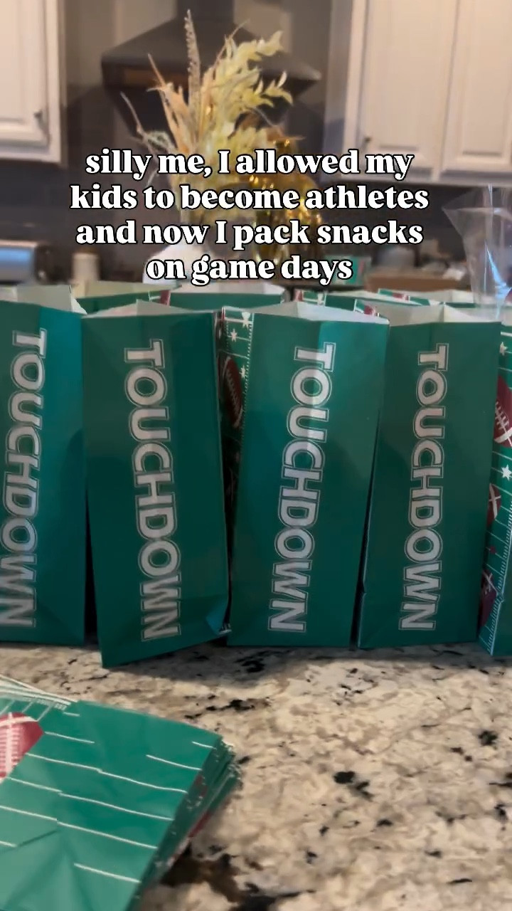 The fun mama. Fun snack bags for football season🤭🏈💚
Thx to @hyvee for the delicious cookies!

#gamedaysnacks #gameready #sportsislife #sportsmama #sportslover #footballfan #momofboys