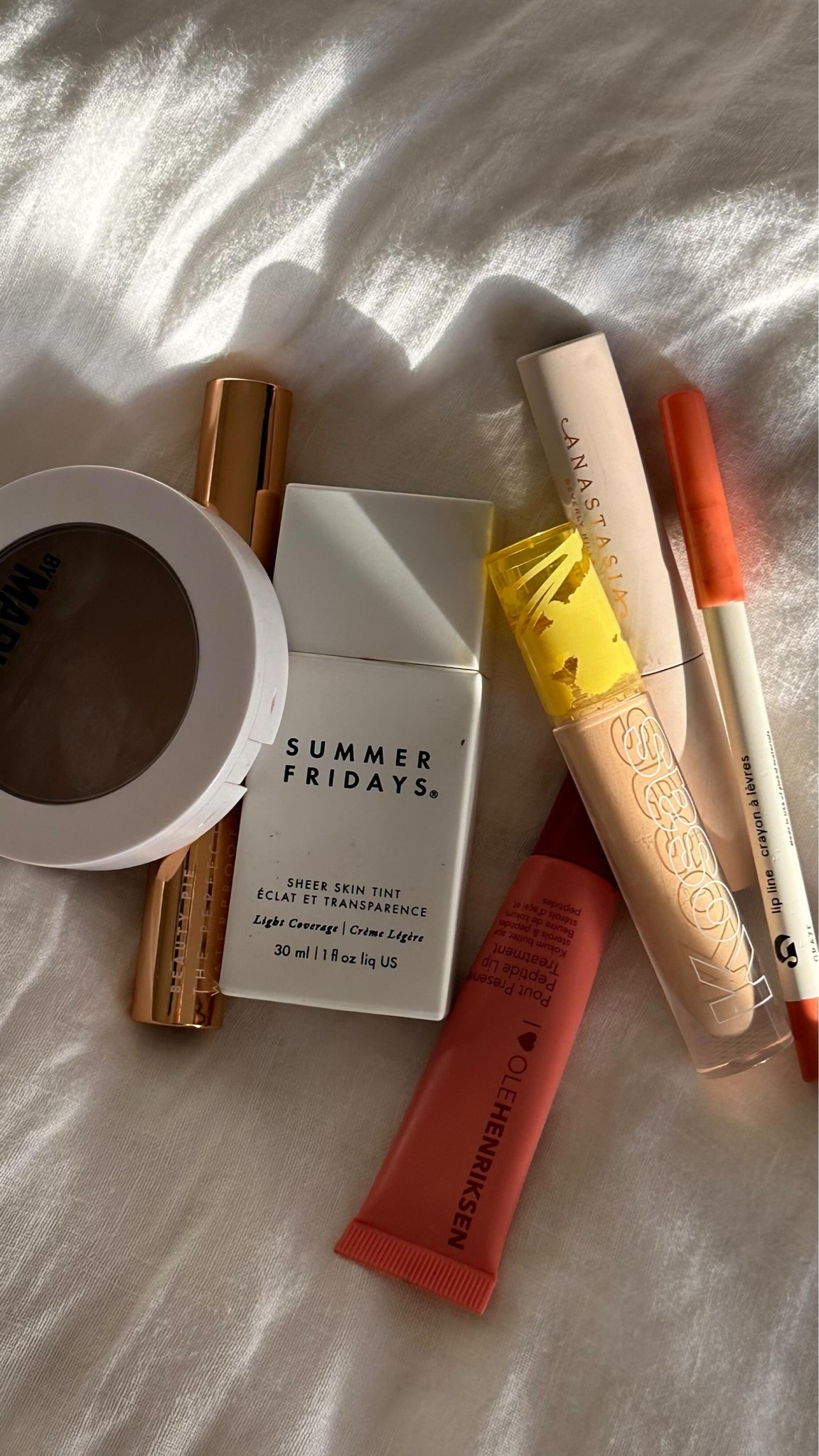 My low-effort plan for days when I’m feeling a bit grim:
- Fake tan. I doused myself in a layer early morning to marinate in it all day! 
- Earrings! They make *all* the difference. 
- An easy hairstyle - right now, I’m loving a good ol’ plait. 
- For makeup: just a light layer of a tinted moisturiser, concealer to brighten, and a bit of blush to add some warmth, then I just pin down my brows, curl my lashes and add some lip balm. 
#MakeupRoutine #EverydayMakeup #EasyMakeup