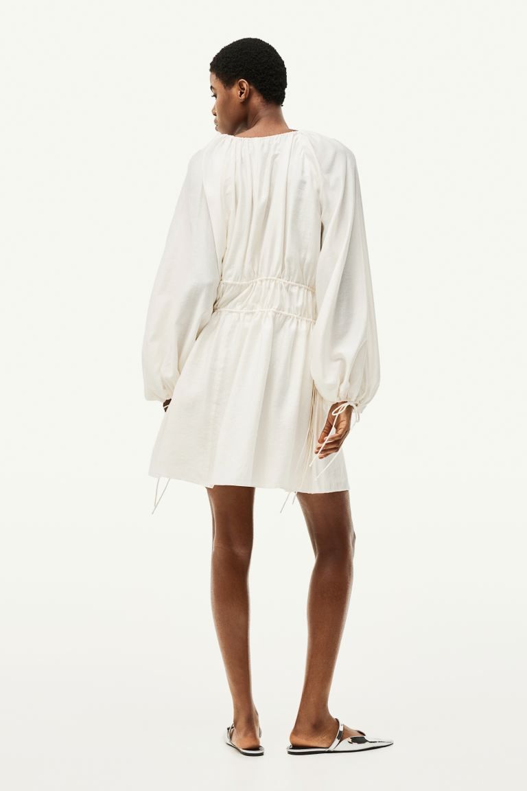 Oversize-Kleid mit Bindebändern | H&M (DE, AT, CH, NL, FI)