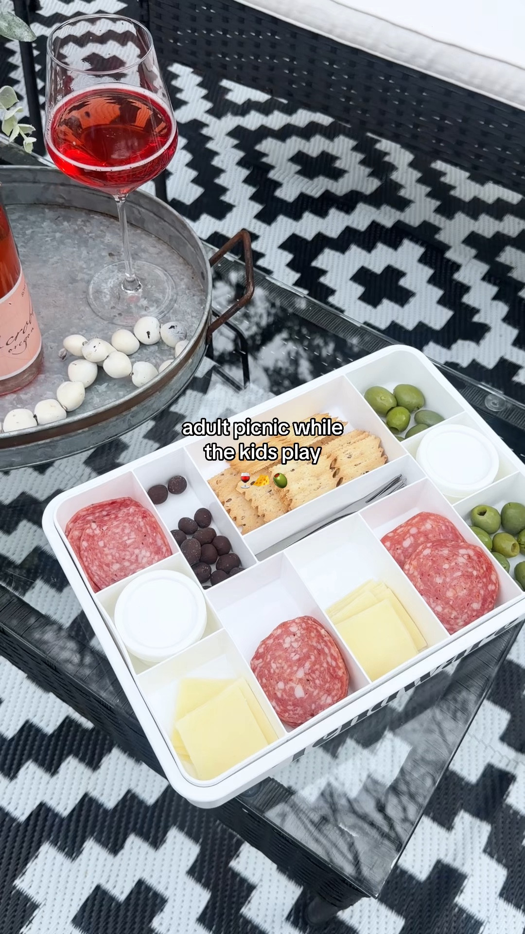How amazing does an adult picnic with your girlfriends sound 🍷✨

This Snackle box is perfect for that. 

#snacklebox #picnic #adultpicnic 