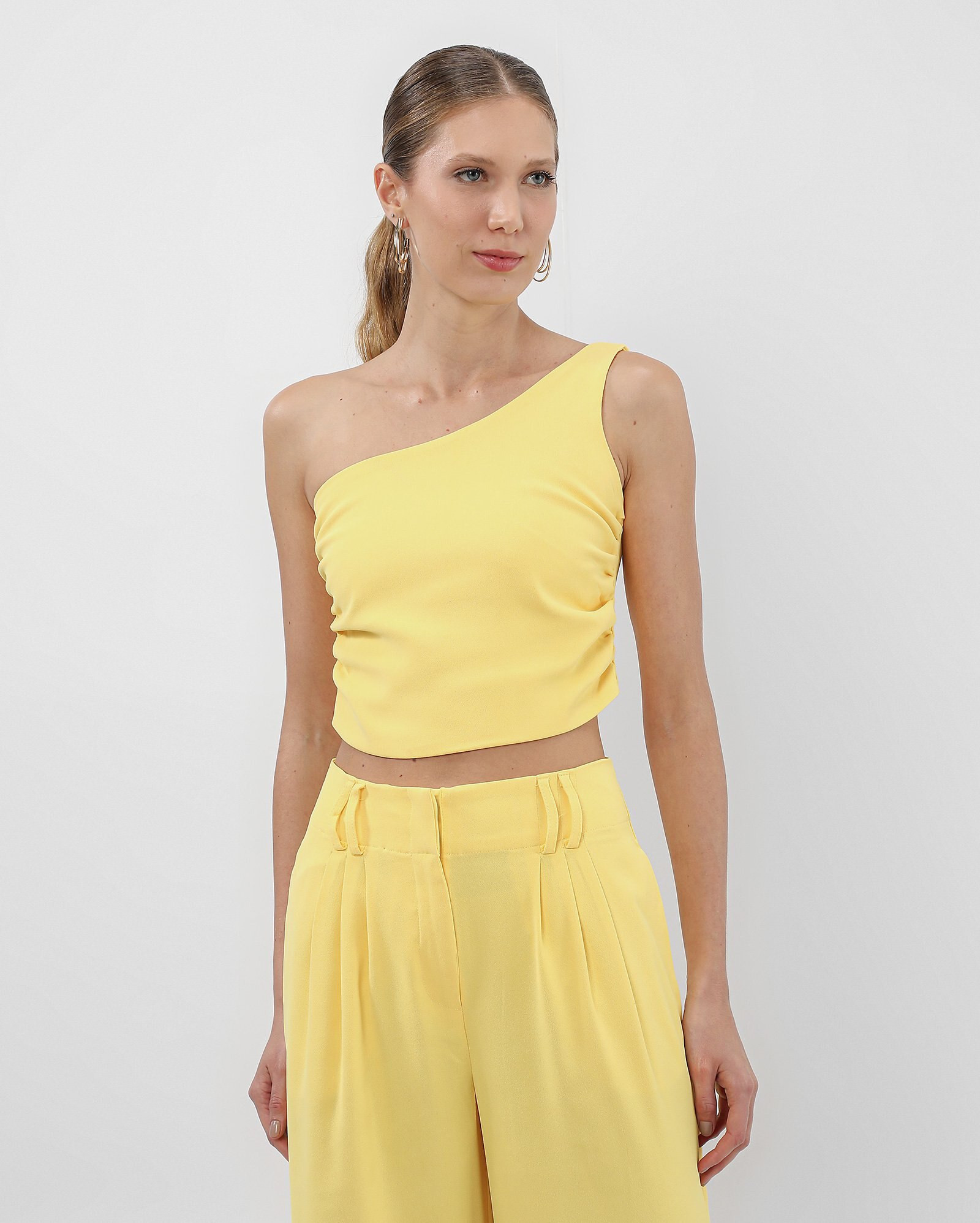 Regata cropped um ombro só amarela | AK by Riachuelo | Riachuelo (BR)