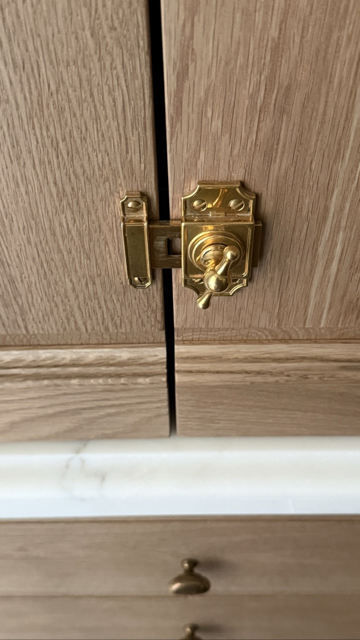 The prettiest latching cabinetry hardware... and some other brass picks!

#LTKHome
