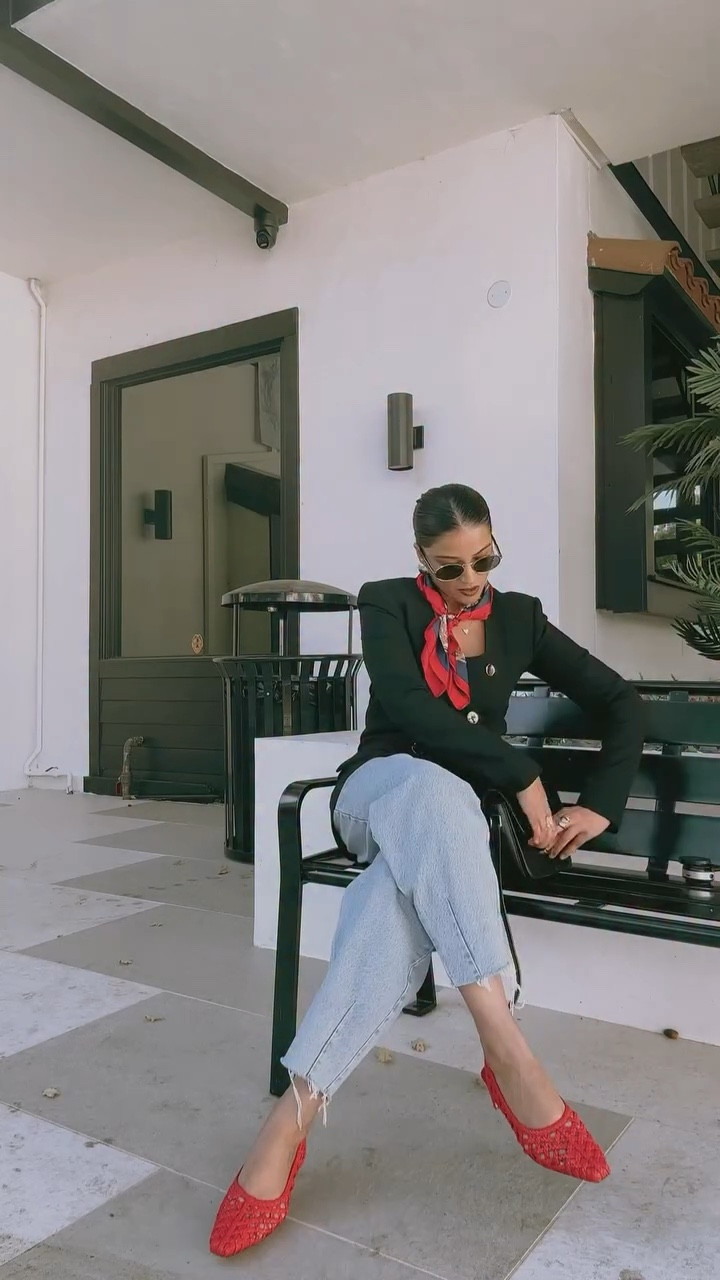 The heels that didn’t just complete the look, they became the look! 👠 

@daniellashevel classics ❤️

#daniellashevel #redheels #fallfashion #shoes