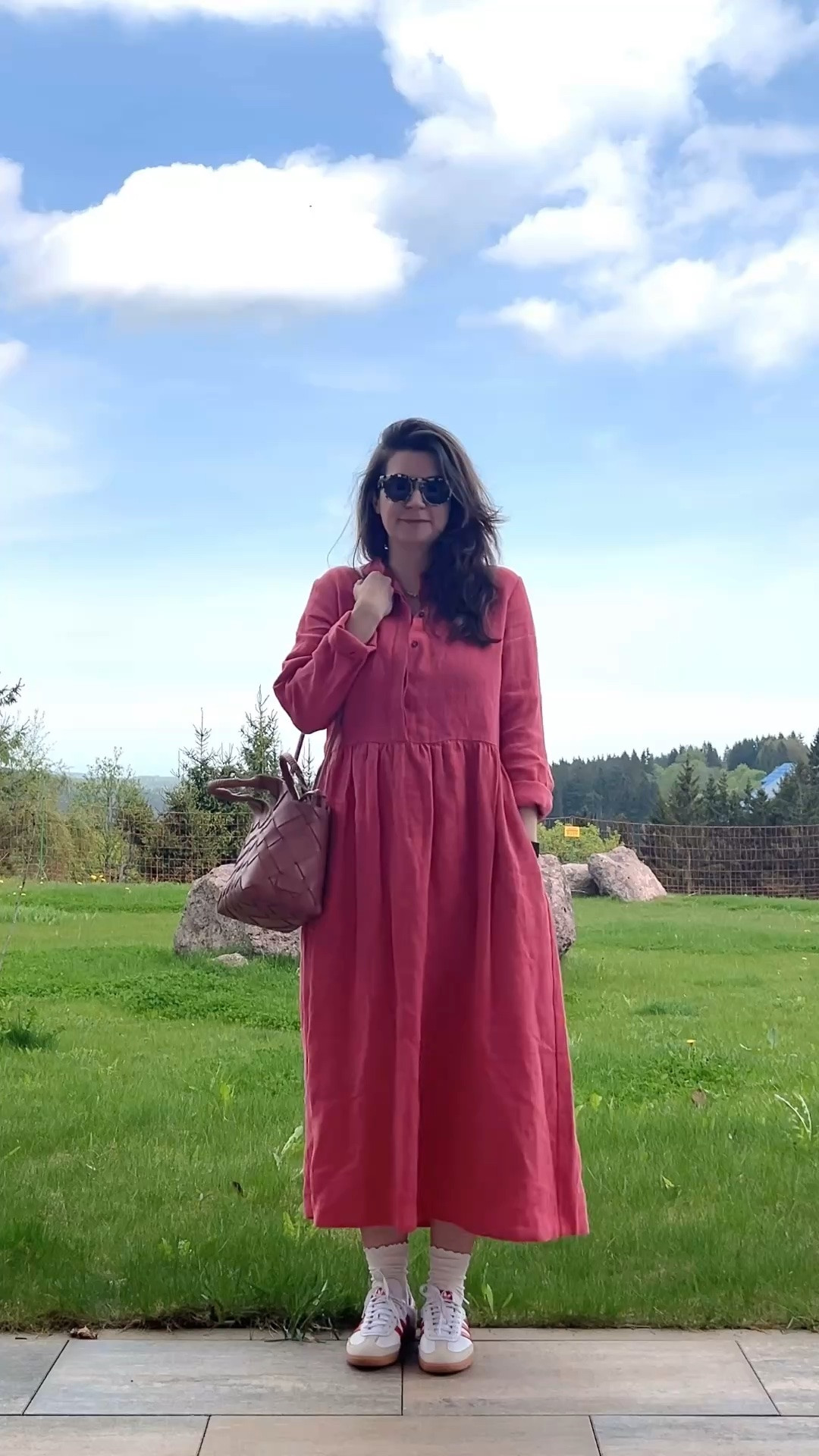 Urlaubs-Outfit im Familienhotel. Ich liebe das Leinenkleid von l‘envers, ich hab es schon einige Jahre, aber ein paar schöne Alternativen für euch verlinkt. #shadesofpink #dopaminedressing

#LTKdeutschland #LTKkleider