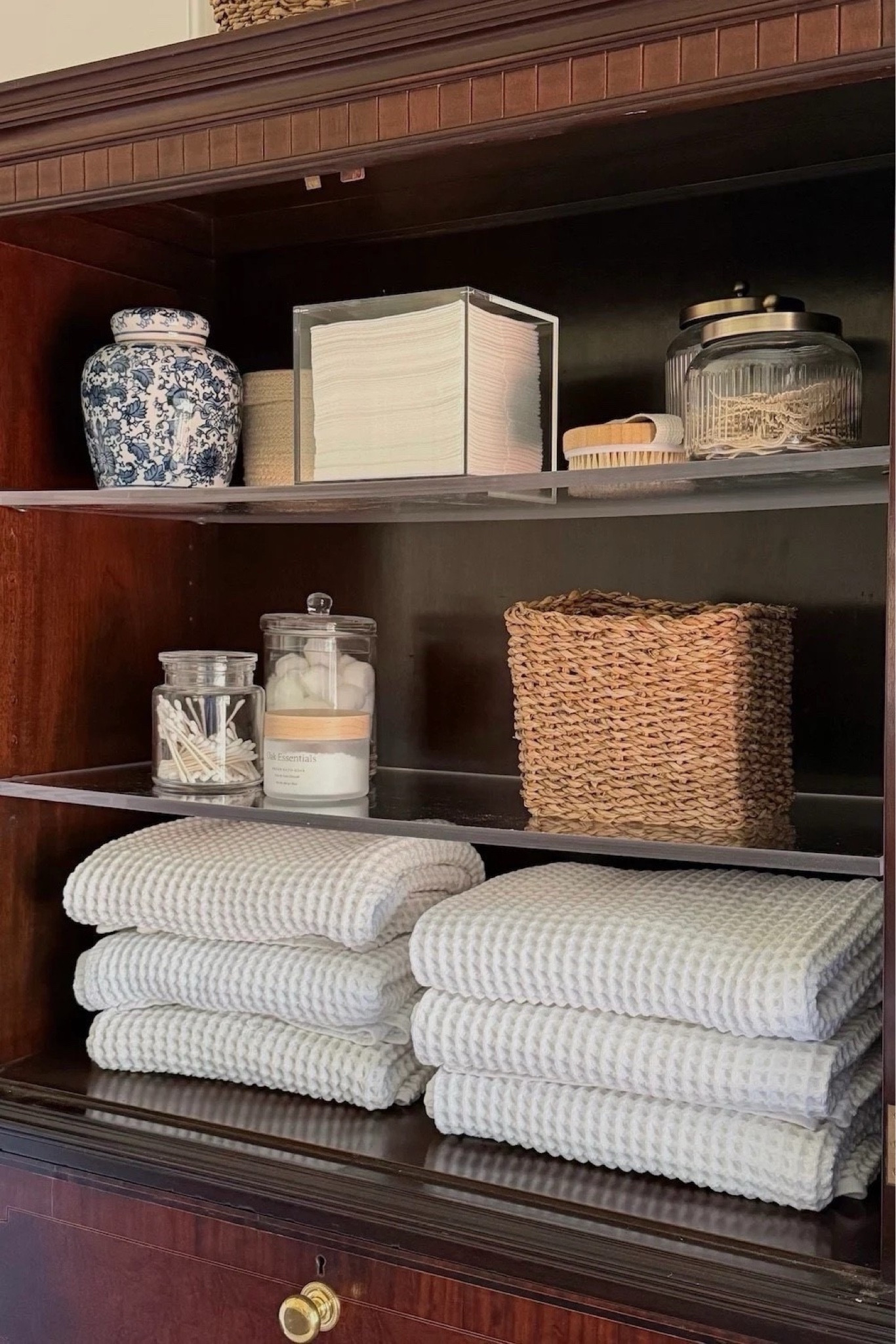 $20 ginger jar 😍 best waffle towels too! 

Towels, apothecary jars, chinoiserie, bathroom storage 



#LTKHome