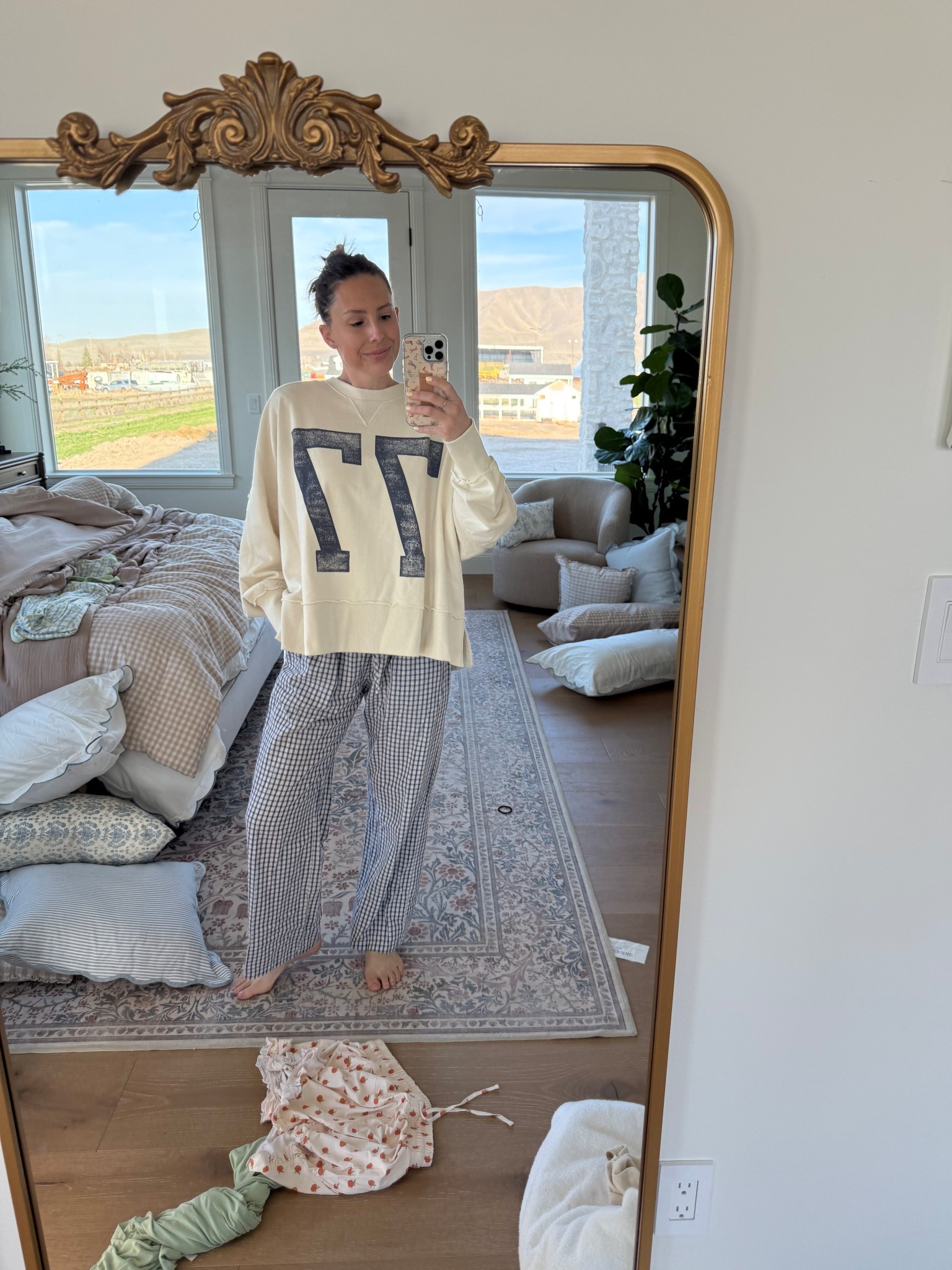 Top: medium 
Pants: one size 
Shoes: women’s 8
❤️