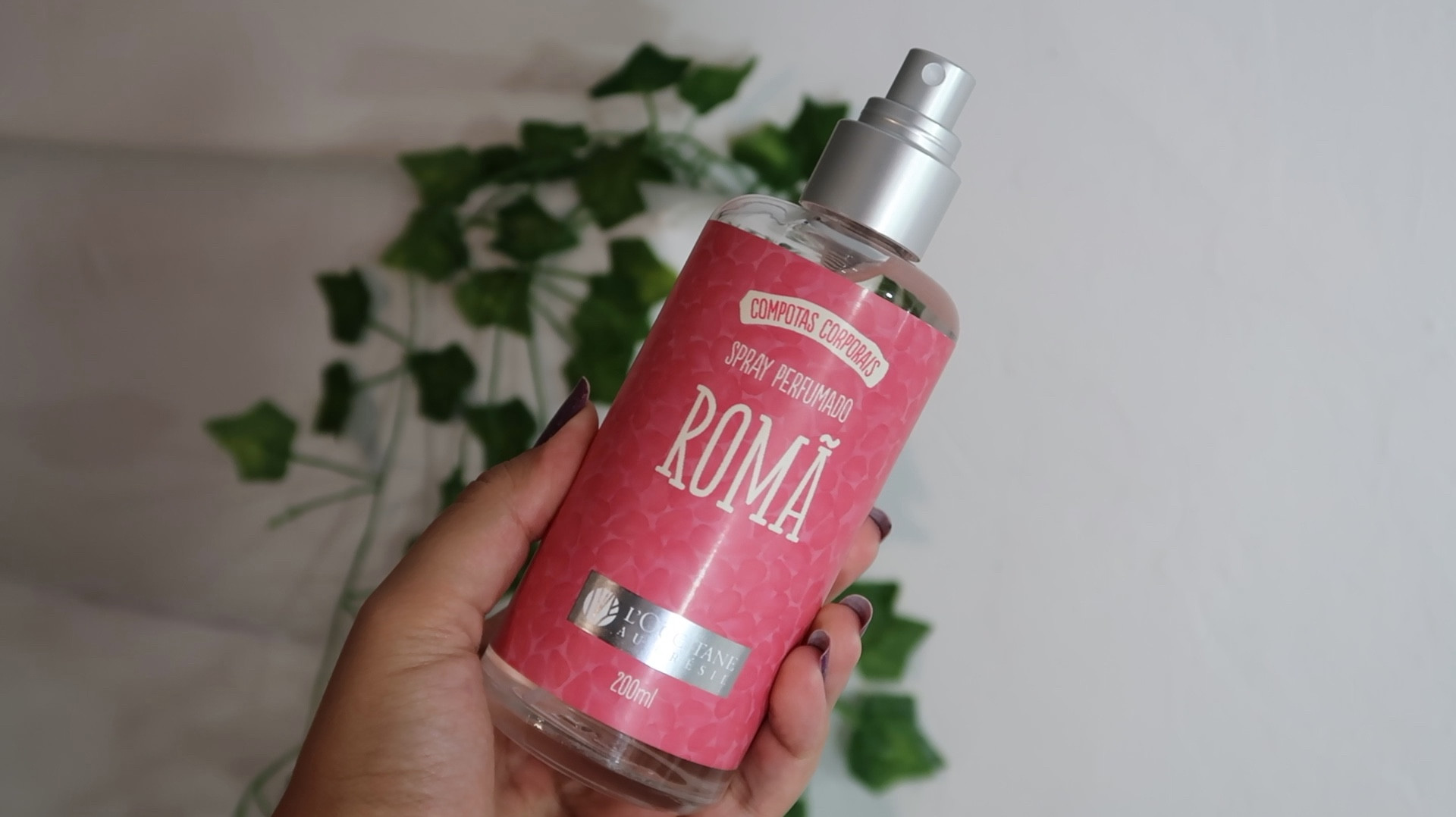 Inspirado nas fragrâncias da linha de compotas corporais, este spray perfumado de romã traz um vibrante acorde de frutas vermelhas, delicadamente envolvido por um corpo floral com notas de muguet e jasmim transparente, envelopado por um fundo amadeirado e âmbar.

#LTKbrasil #LTKstyletip #LTKbeauty