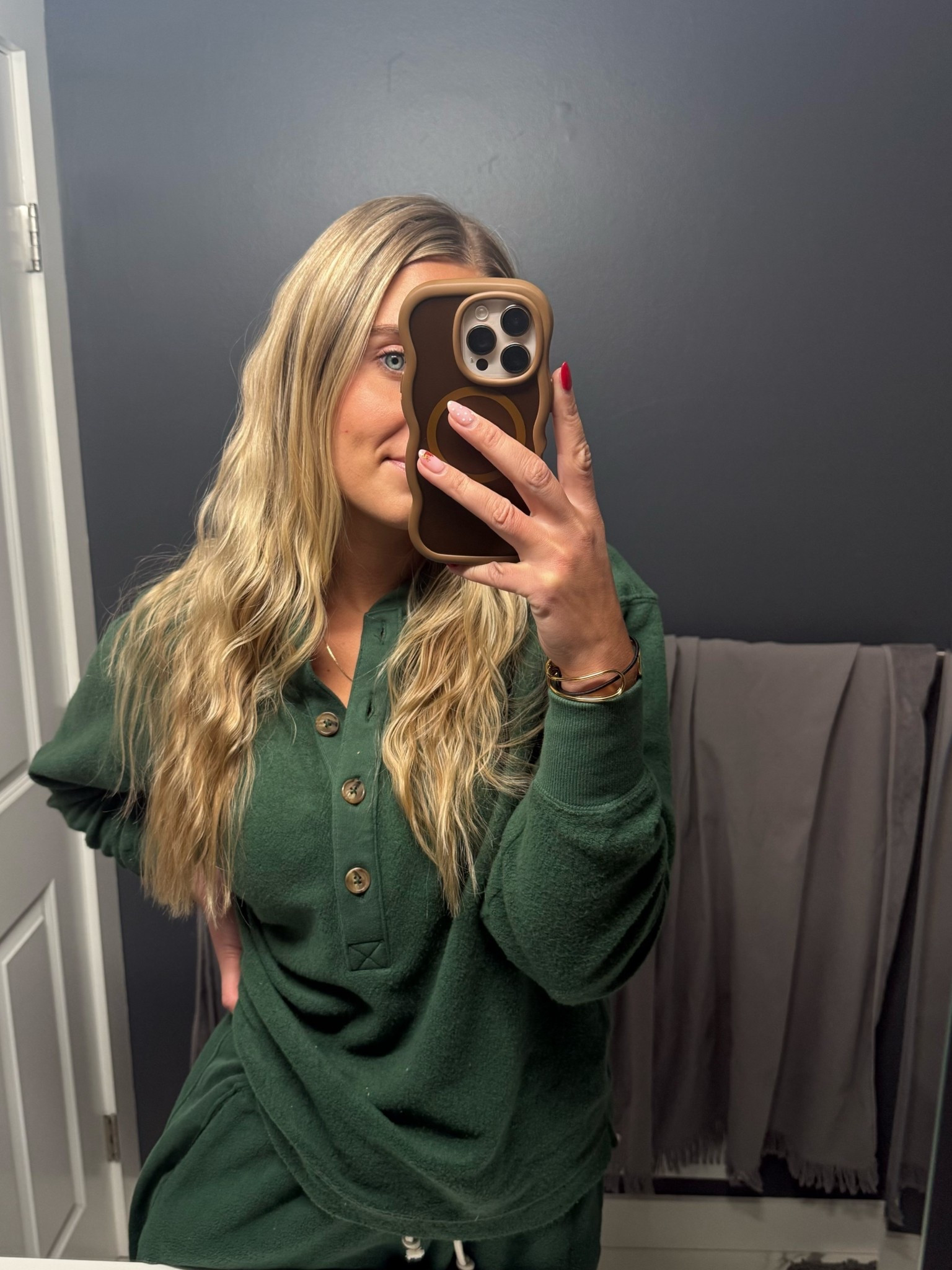 Love this set😍

#americaneagle #winteroutfit #loungewear #sweatpants #sweatset 

#LTKFindsUnder50 #LTKSaleAlert #LTKootd