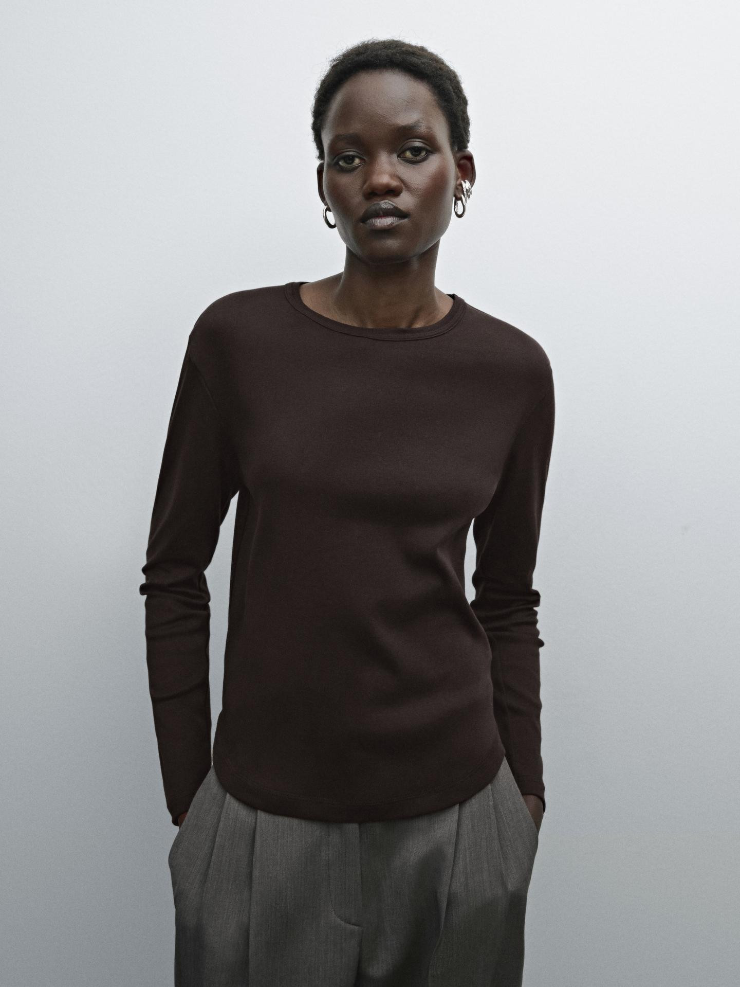 T-Shirt aus Baumwolle mit abgerundetem Saum | Massimo Dutti DE