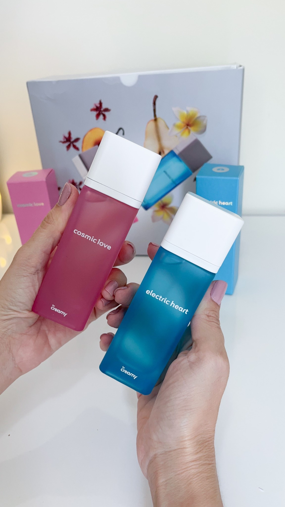 😜Bora conhecer as fragrâncias da Creamy?

💗COSMIC LOVE 💗
Pirâmide Olfativa Notas de topo: Pêssego e maçã vermelha. Notas de coração: Orquídea chocolate e flor de laranjeira. Notas de fundo: Baunilha, fava tonka e acorde de amarula.

💙ELECTRIC HEART💙
Pirâmide Olfativa
Notas de topo: Bergamota, pimenta rosa, sementes de coentro e cardamomo.
Notas de coração: Jasmin, pera, rosa e pêssego.
Notas de fundo: Notas ambaradas, caramelo e patchouli.

E aí? Qual a sua fragrância favorita?

#creamy 

#LTKbrasil #LTKbeleza