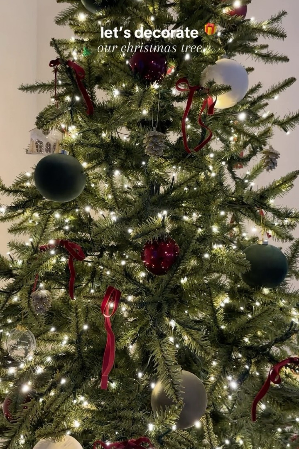 New tree this year 🎄🎁 What do we think?? I love it so far!!

#christmastiktok #christmastree
#christmas #decoration #christmascountdown