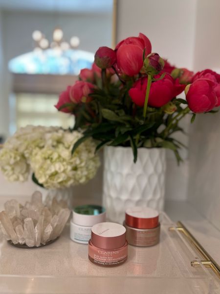 This is Emily’s new holy grail daily moisturizer. It is skin repairing, line smoothing, glow boosting, hydrating, all the things. You will love it!  @clarinsusa @sephora #ad

#LTKFindsUnder100 #LTKBeauty