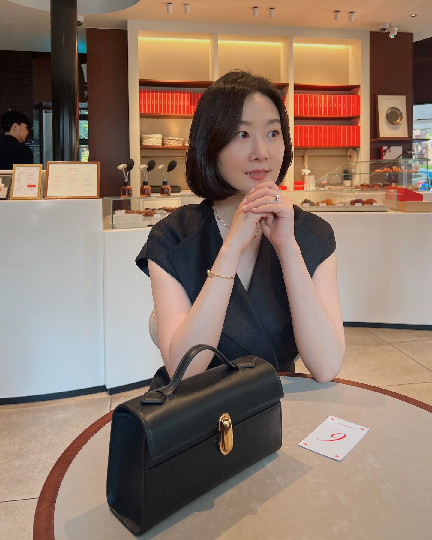 미니백 개시한 날이라 기념으로🖤
명품백 부럽지 않게 고급스러워서
만족스러운 사베트 시메트리 포쉐트 토트백 
에르메스 켈리 미니포쉐트백 1/10-15가격이라니! 가격 매년 오르는 브랜드라 오르기 전에 예쁘게 드는 걸 추천해요.

한국직배송으로 비교적 좋은 가격에 구매할 수 있는 곳 링크 걸어둘게요!
.
.
.
.
.
#ootd #오오티디 #데일리룩 #미니백 #토트백 #포쉐트 #포쉐트백 #가방스타그램 #백스타그램 #스타일링 #패션스타그램 #패션인플루언서 #bagofinstagram #newbag #bagstagram #minibag #itbag #savette #savettenewyork #cosstores #zara #fashion #fashionstyle #kfashionstyle #seoul #shopltk #ltkstyletip #liketkit 

#LTKbag #LTKkorea #LTKasia