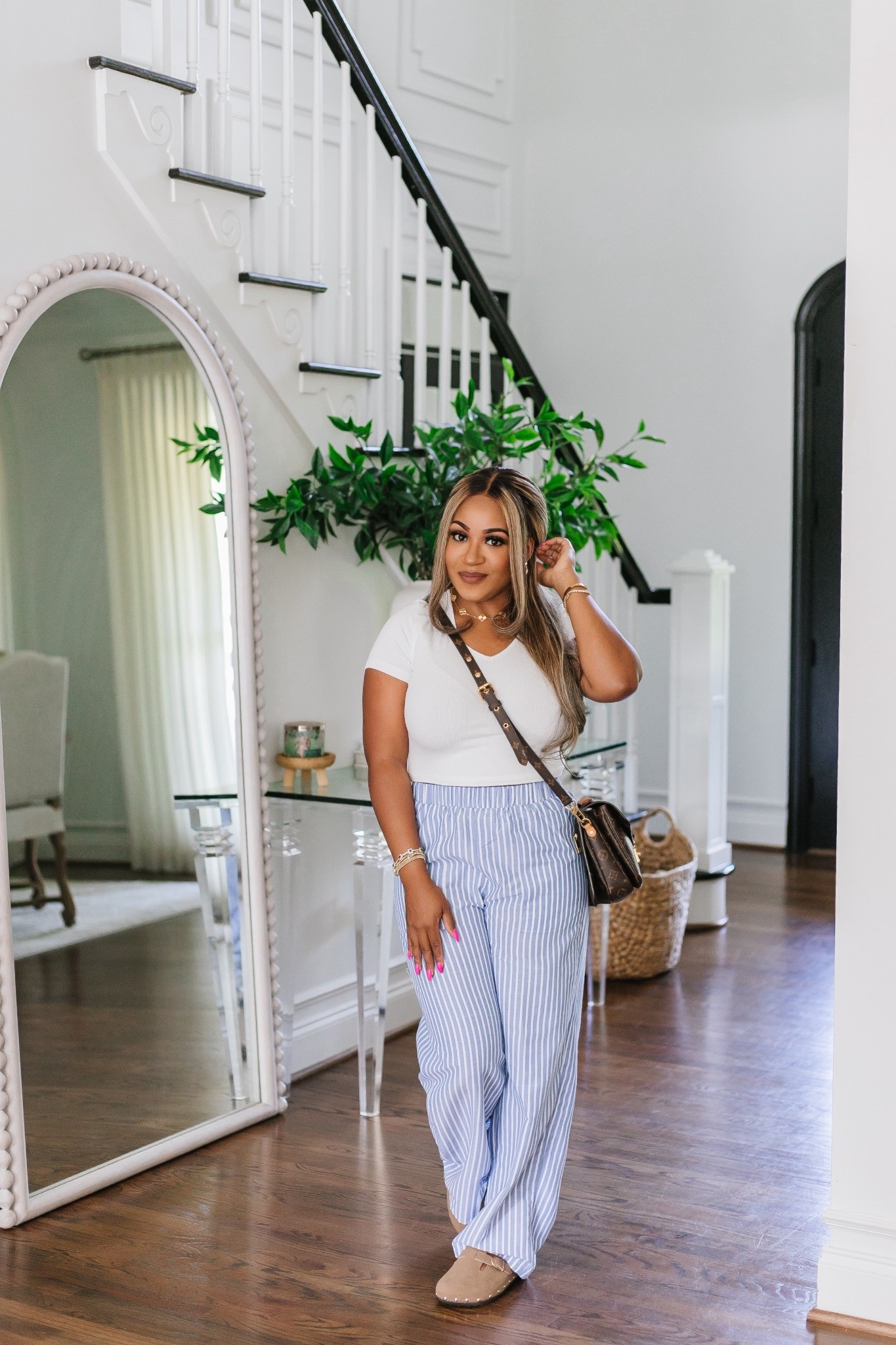 Spring but make it effortless 🌿✨ A classic white tee with lightweight striped pants is one of those combos that just works. Easy, breathable, and put together without trying too hard — perfect for warmer days when you still want to look polished.

spring outfit inspo // lightweight spring style // striped pants outfit // casual chic look // everyday elevated // neutral accessories // warm weather ready // effortless spring vibe