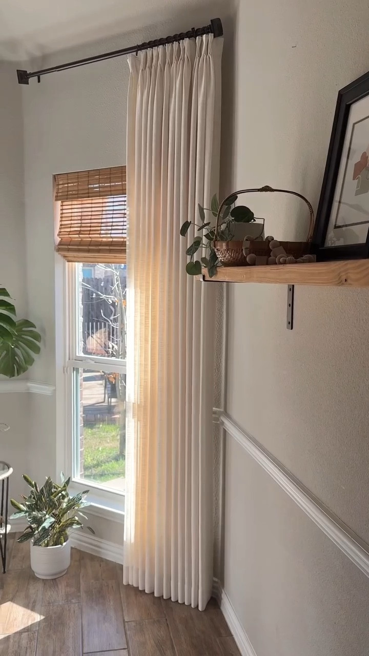 Instalemos cortinas de lino estilo diseñador en mi sala y en mi desayunador ✨ Si te gustó esta idea de decoración te comparto los detalles de mis cortinas:

~Color: Ivory Linen
~Triple Pleat 
~Memory Shape
~Unlined

Y si quieres el enlace escribe “CORTINA” y te lo envío por mensaje directo.

https://creatorlink.shop/3NzqY3m

#twopageshome  #twopagescurtains #TWOPAGESChallenge  #TWOPAGESGlowUp #curtains @twopagescurtains 
Linen curtains
Living room decor
Breakfast nook refresh 
Organic Modern
Spring decor
Interior design
Home decor

#LTKHome