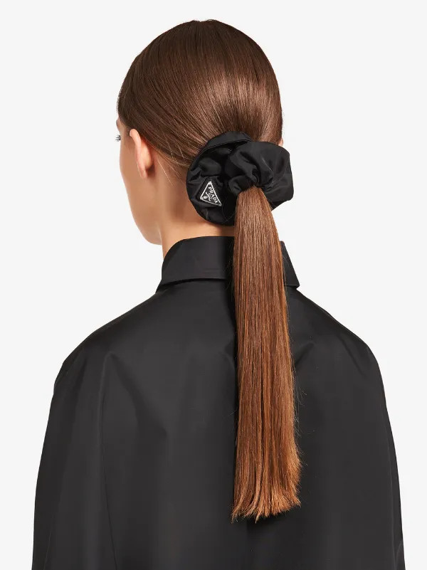 Prada 트라이앵글 로고 헤어 스크런치 - Farfetch | Farfetch Global